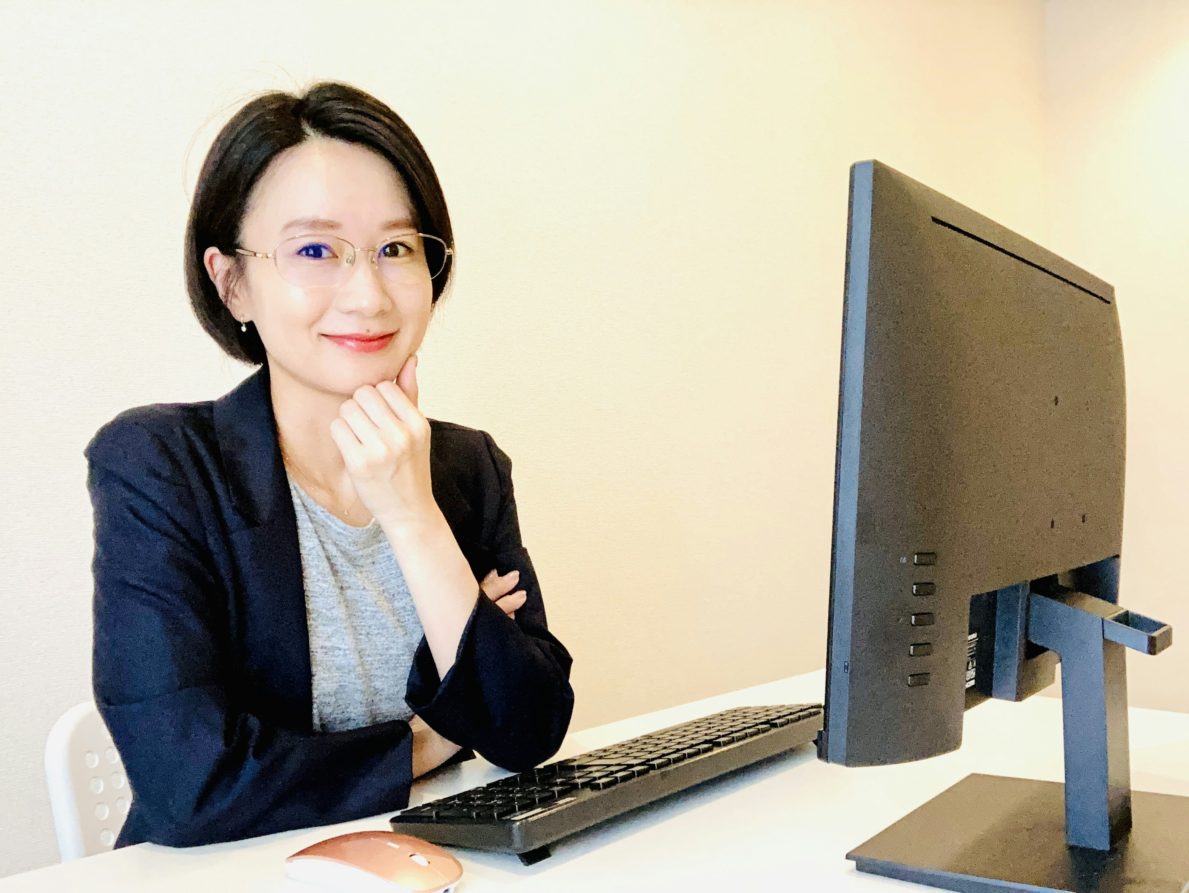 Femme réfléchissant à un bureau de bureau devant un ordinateur