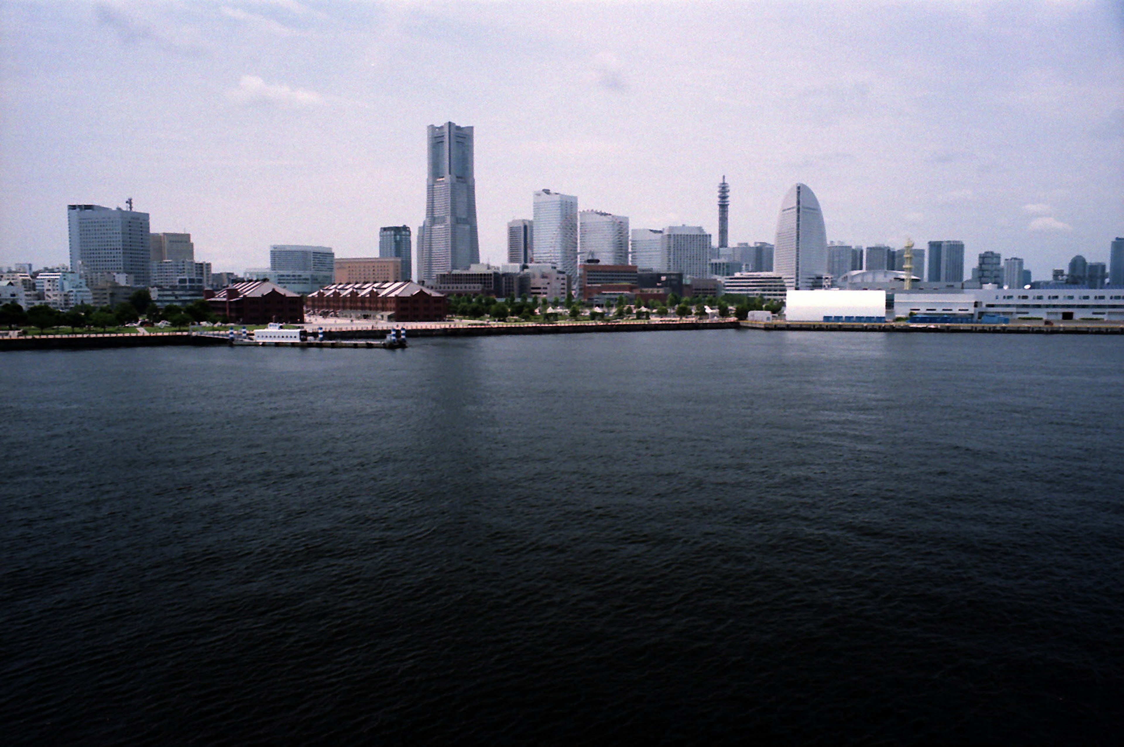 Garis langit modern Yokohama dengan pemandangan air