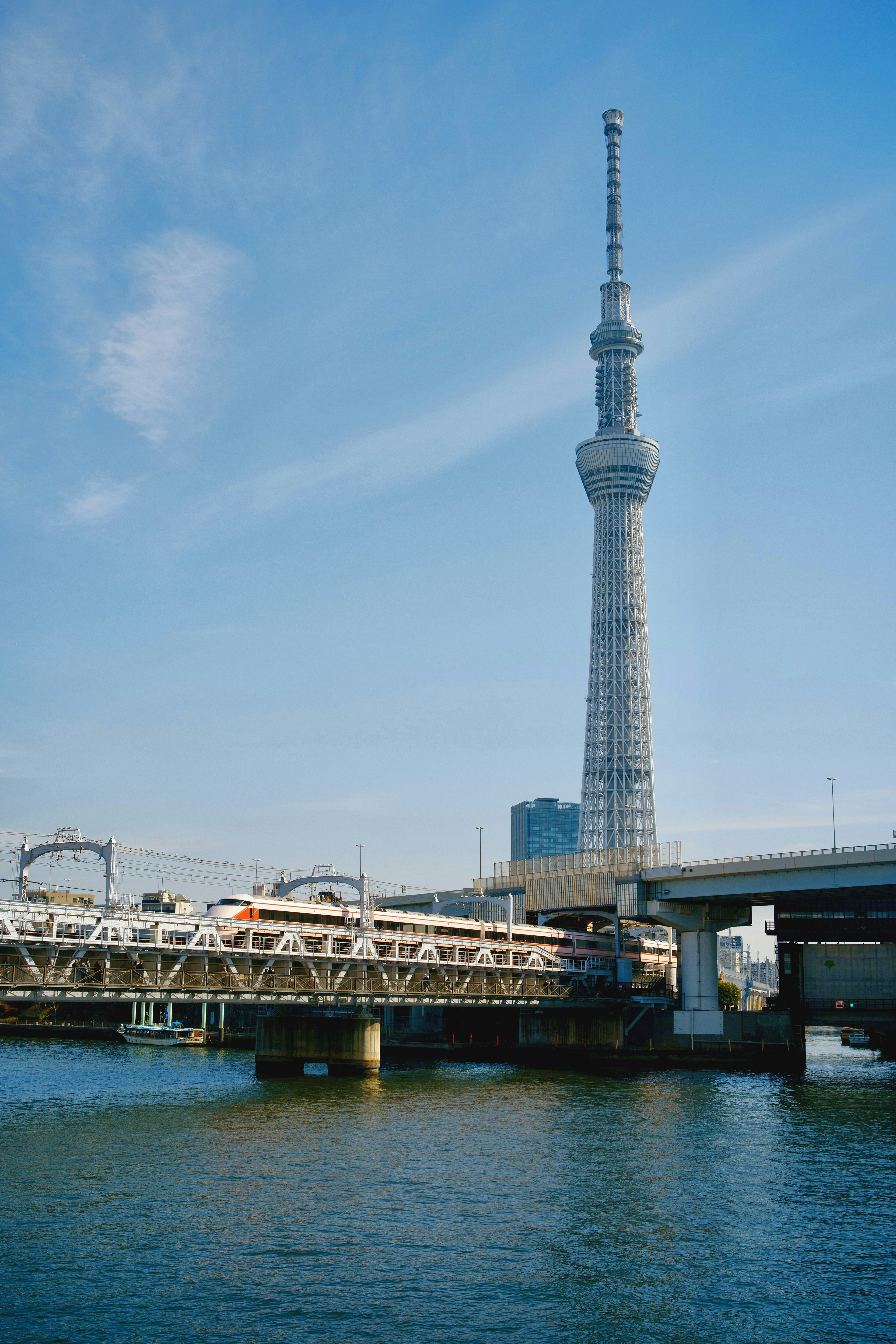 Tokyo Skytree dengan pemandangan sungai