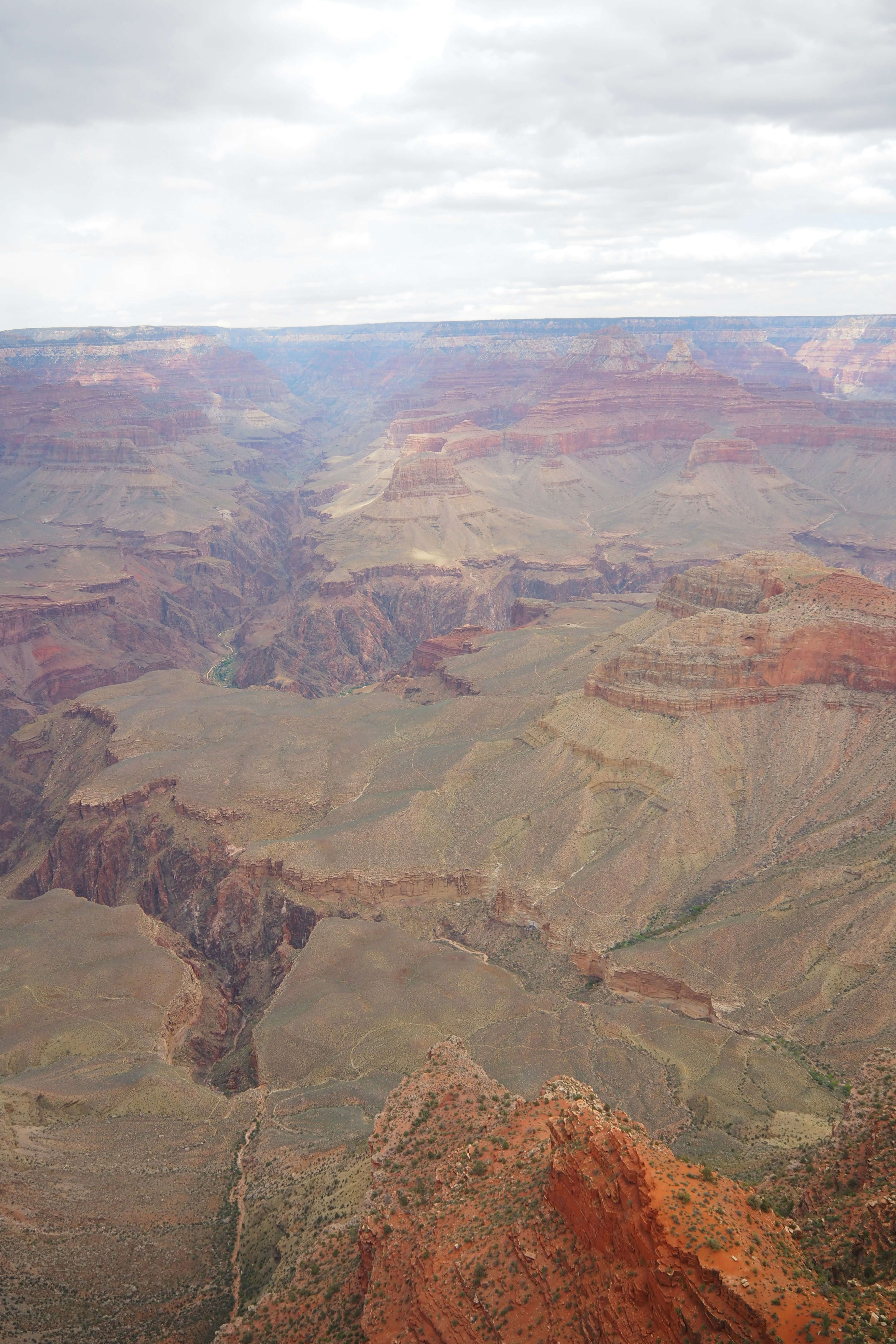 Paysage vaste du Grand Canyon avec des couches de roche rougeâtre et des vallées