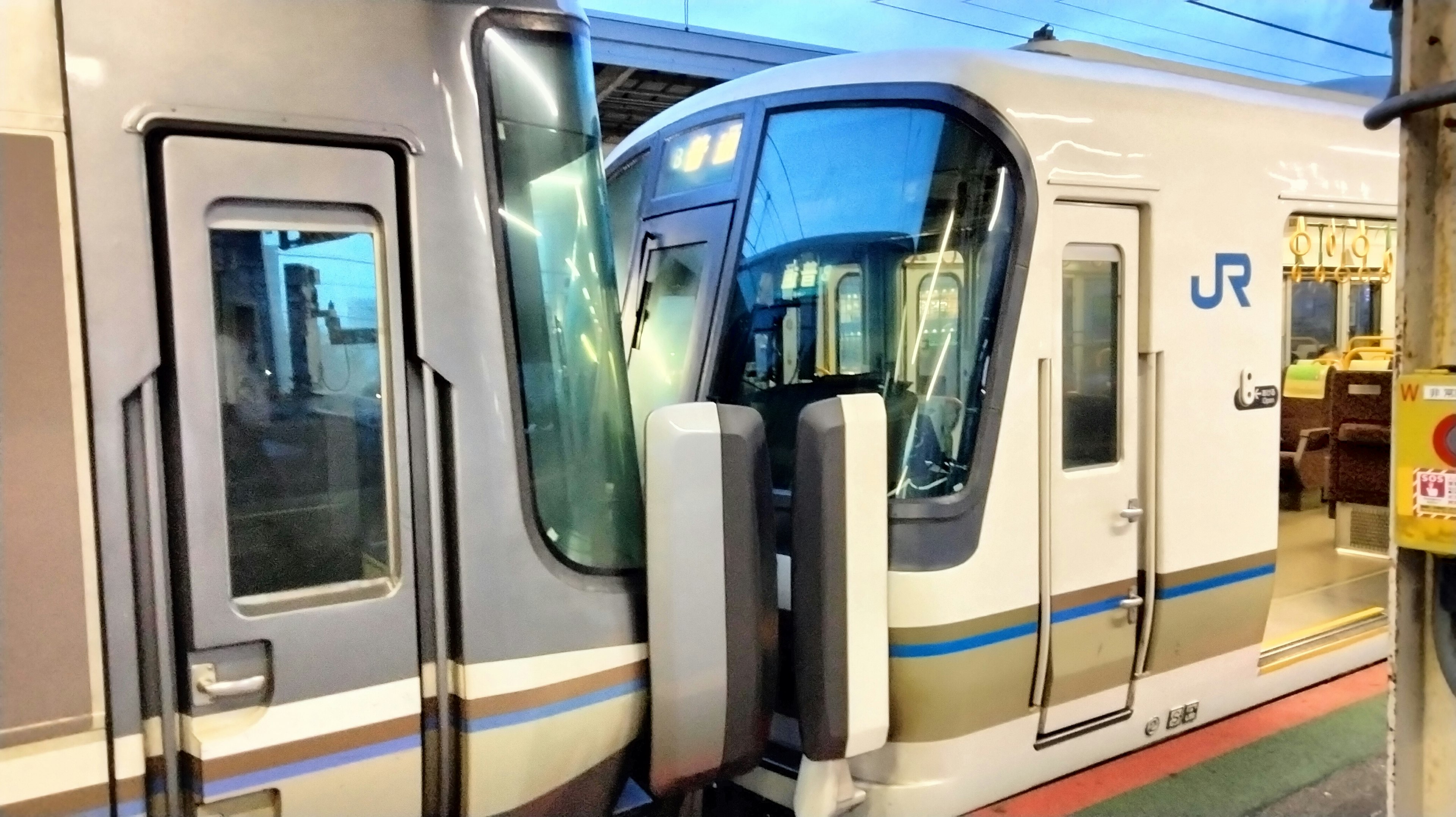 Détail de la cabine du conducteur d'un train JR et du véhicule à une station