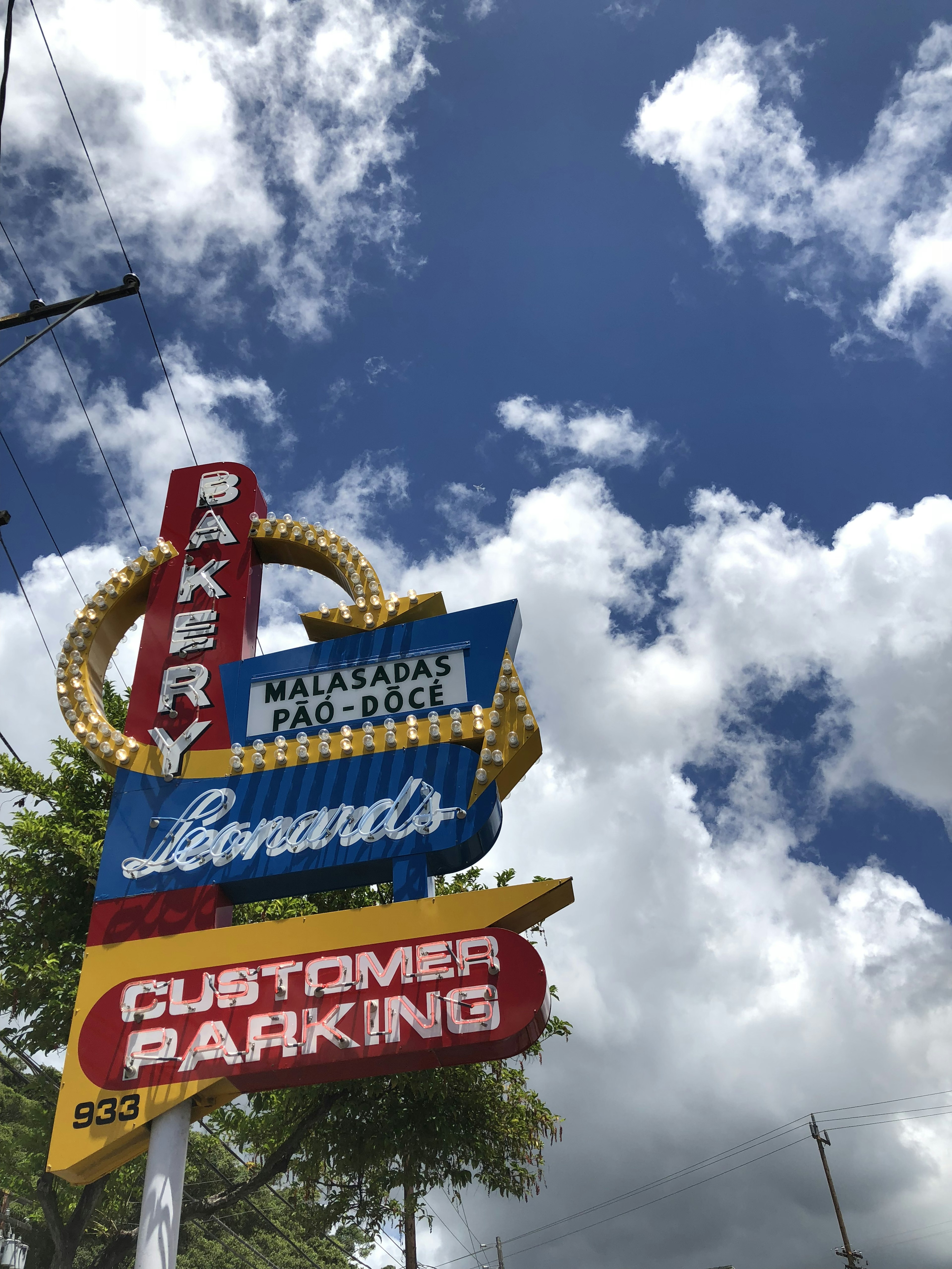 Insegna colorata della panetteria Leonard con cielo blu e nuvole