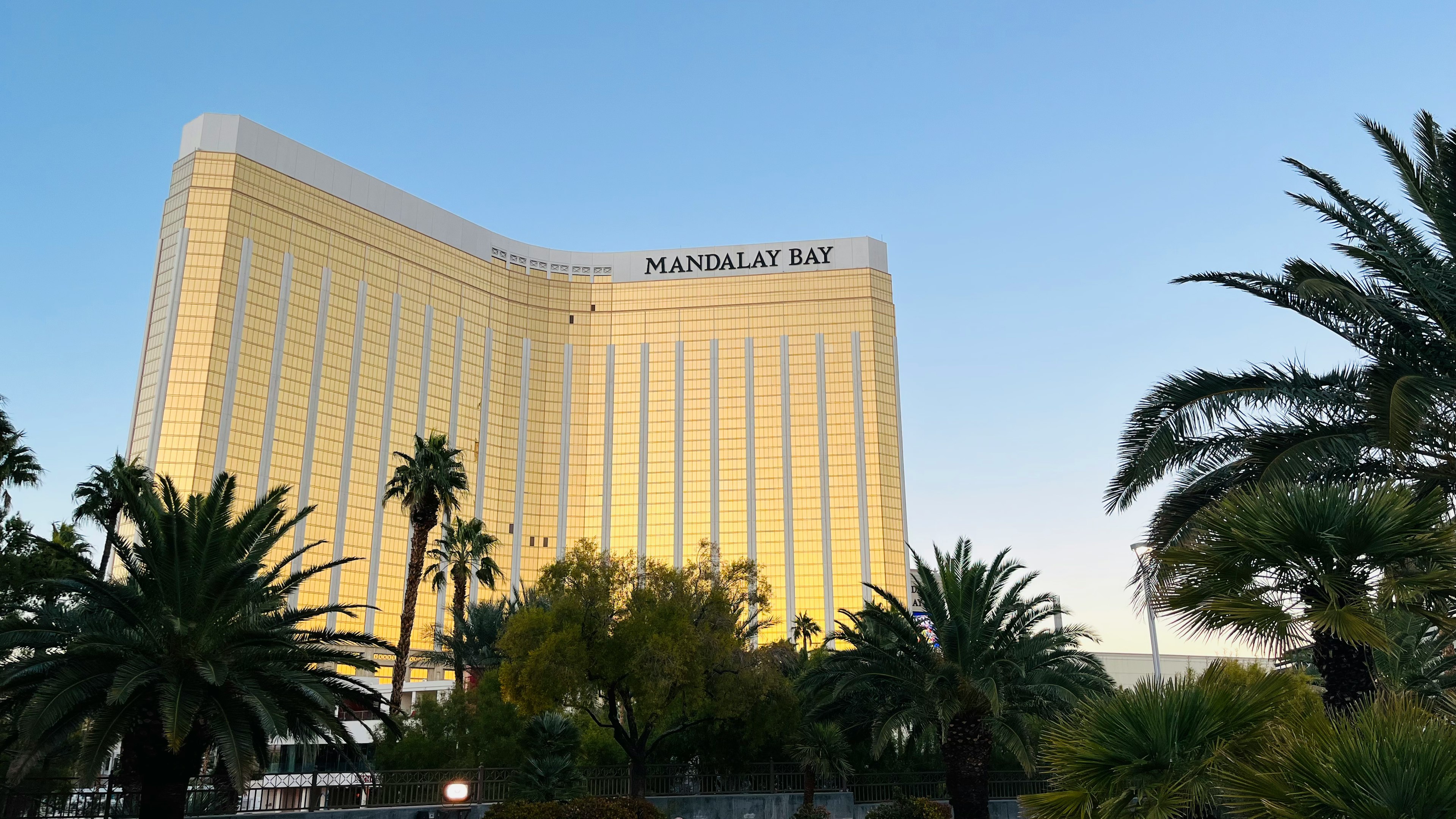 Khách sạn Mandalay Bay ở Las Vegas với bề ngoài màu vàng và cây cọ xung quanh