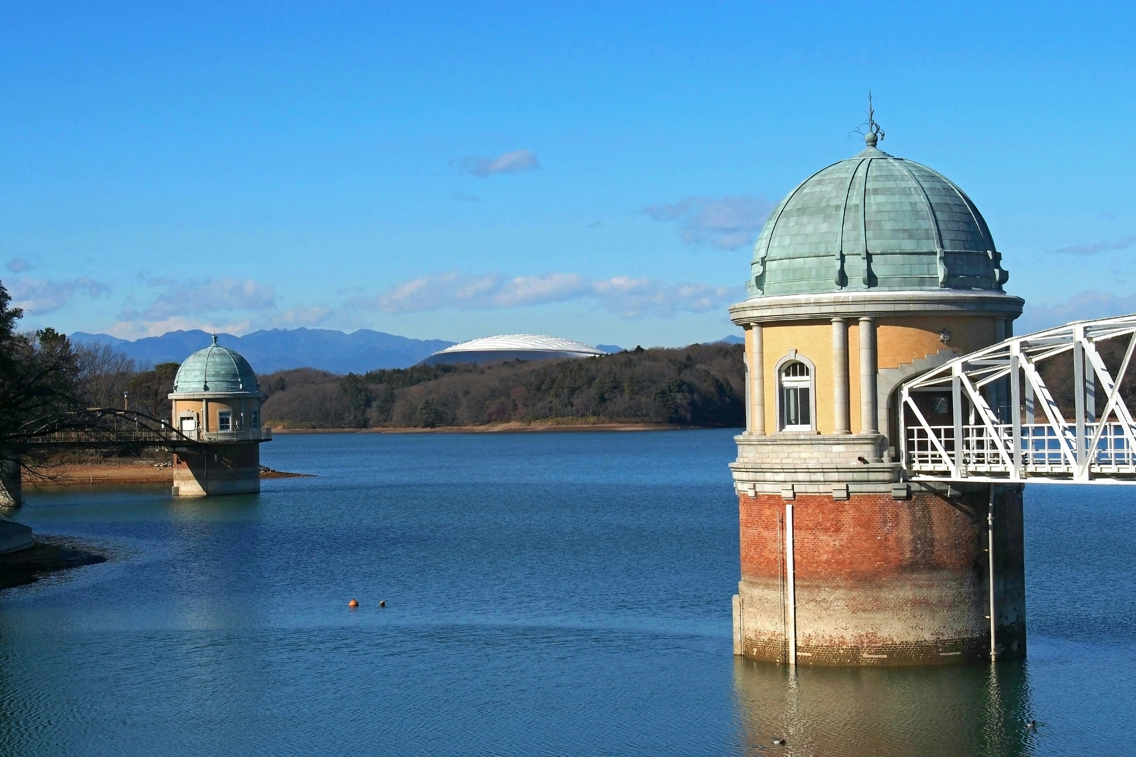 Vue panoramique d'un lac avec deux tours à dôme