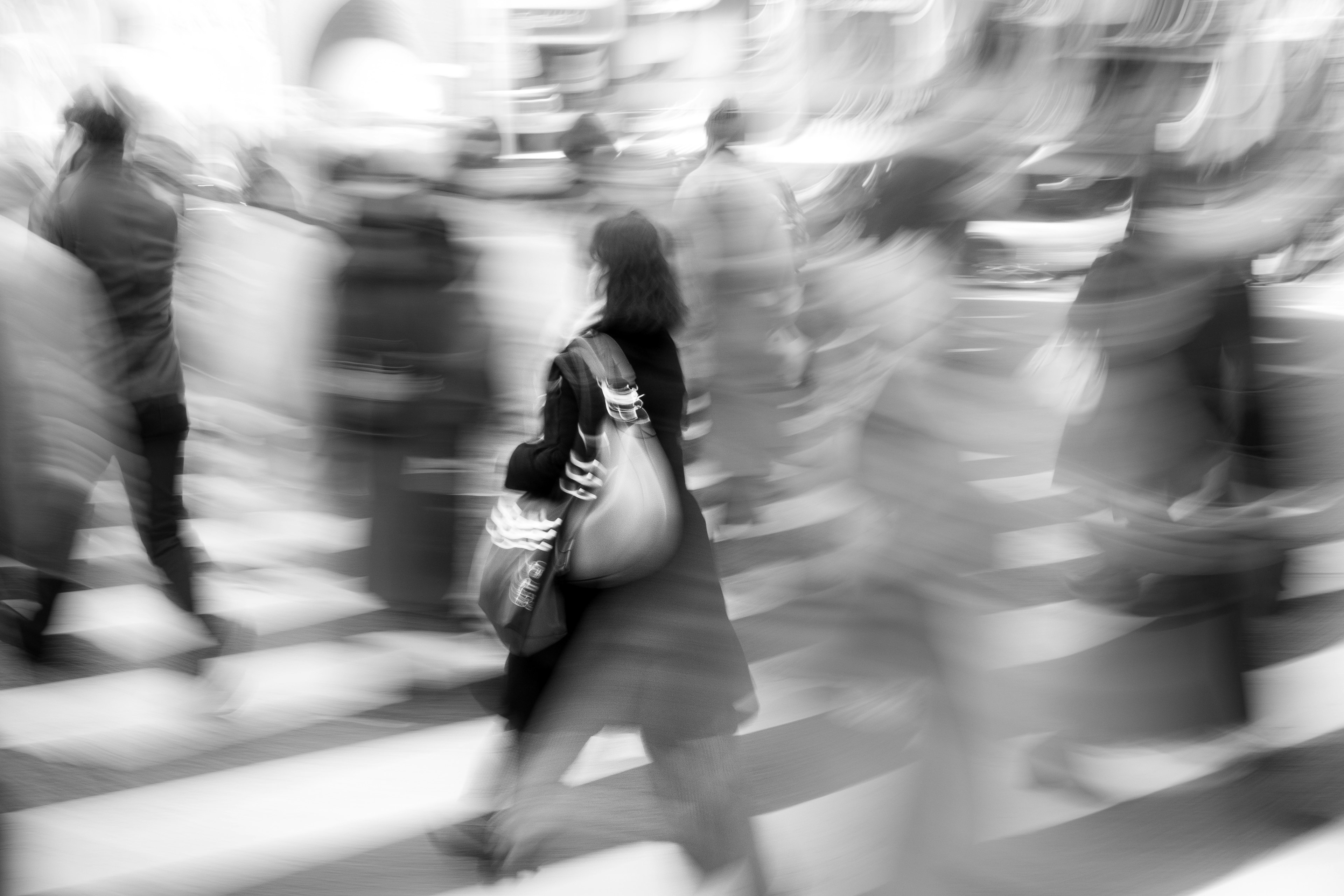 Foto in bianco e nero di un incrocio affollato con persone in movimento