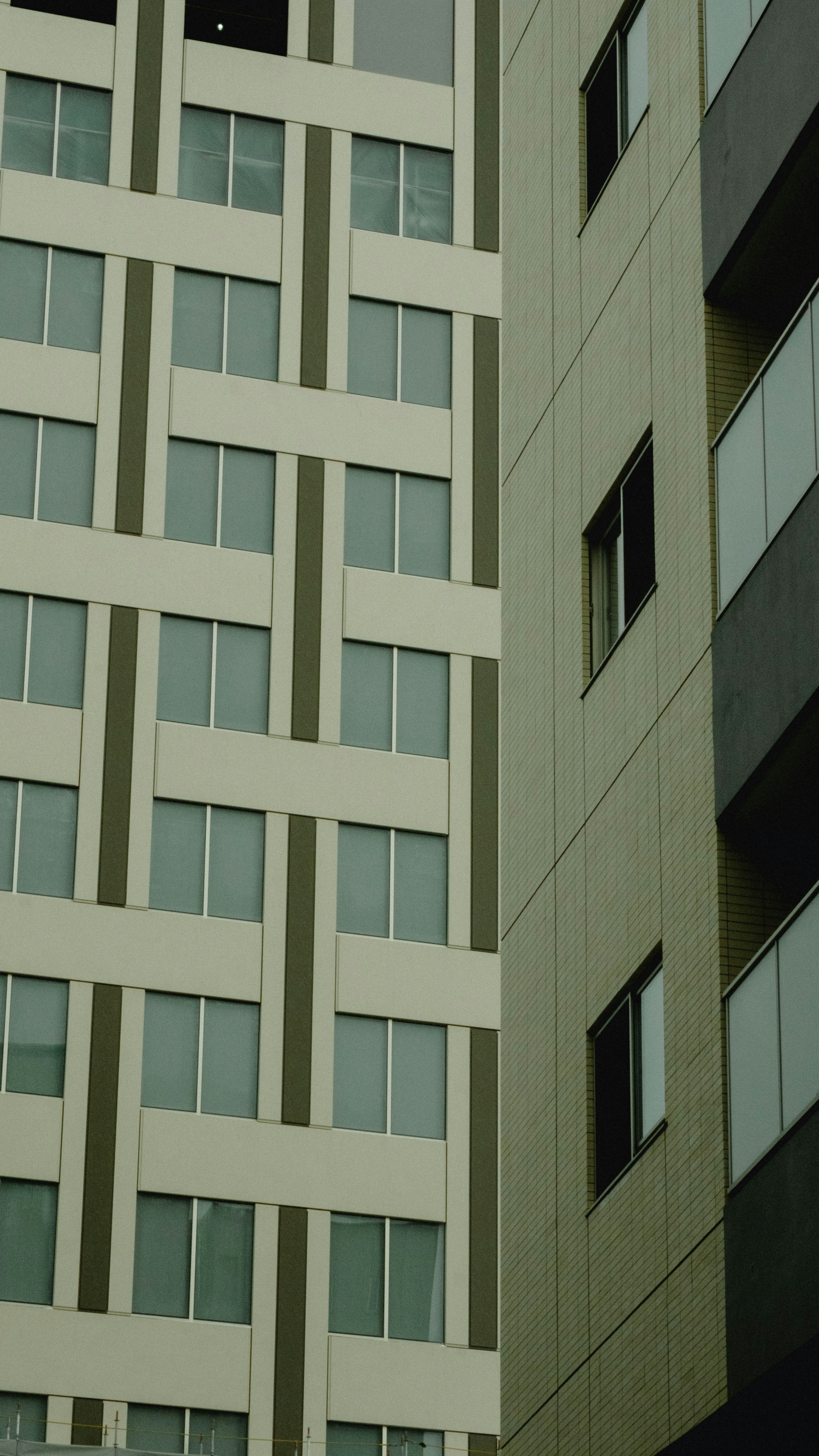 Fachada de edificio moderno con disposición distintiva de ventanas