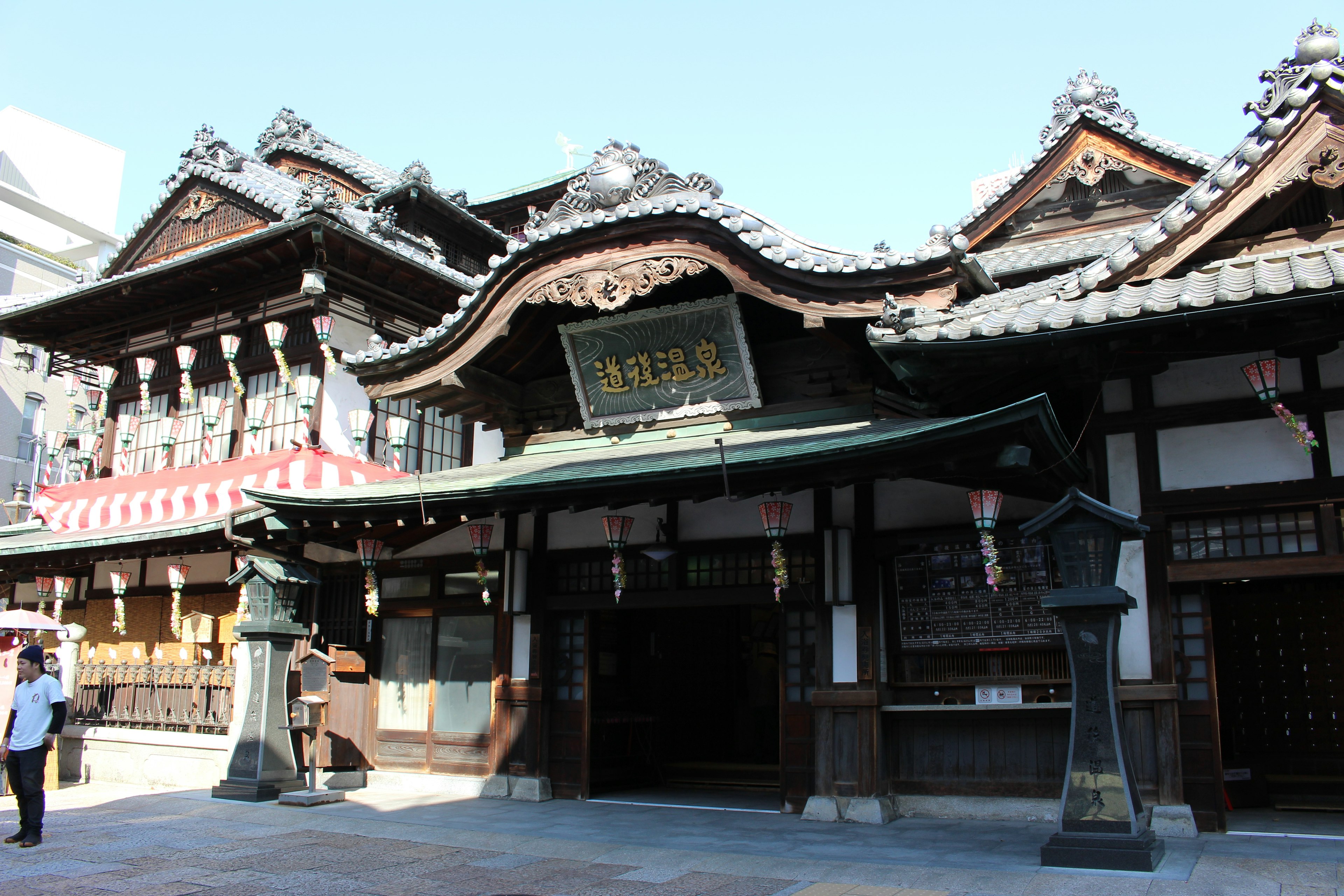 Exterior de un establecimiento de aguas termales de estilo arquitectónico japonés tradicional