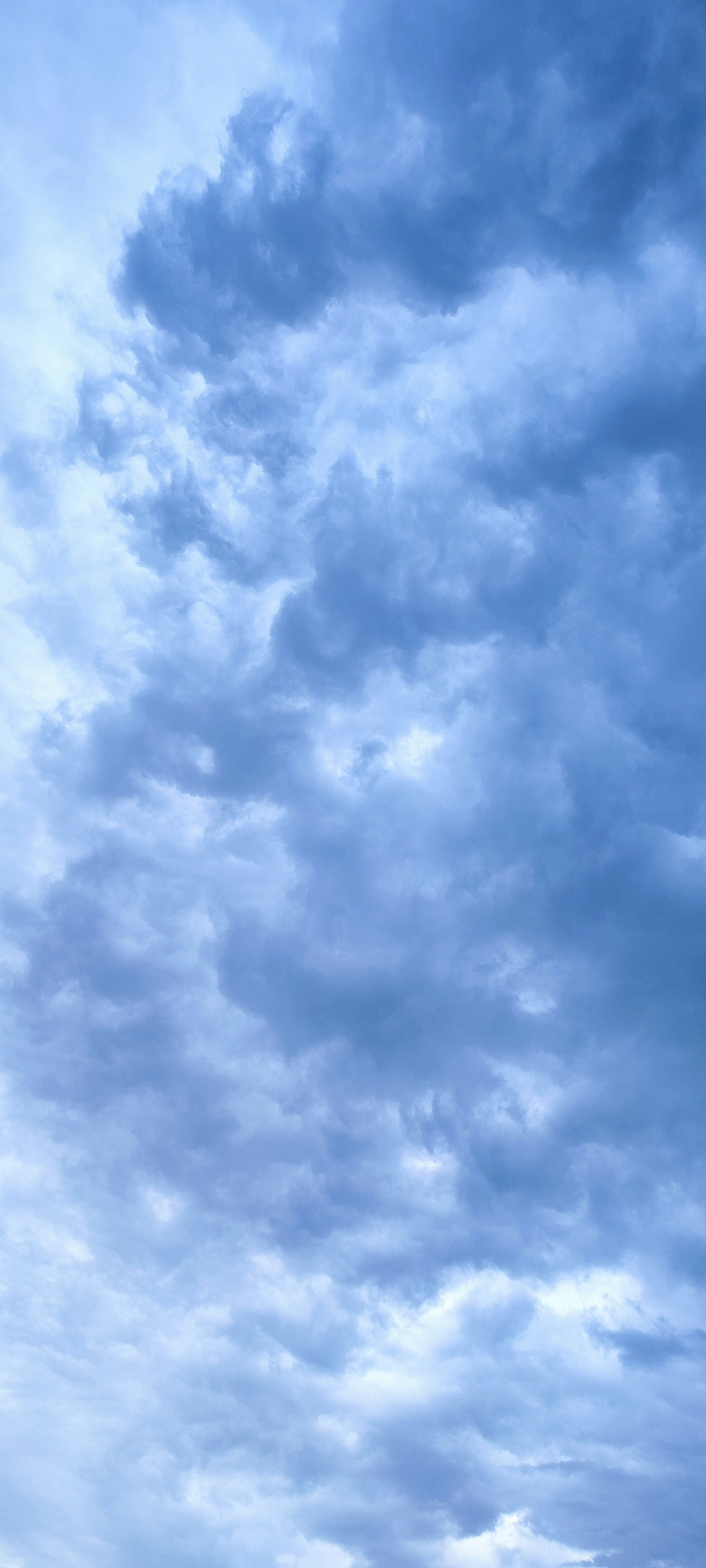 Wolkenmuster im blauen Himmel