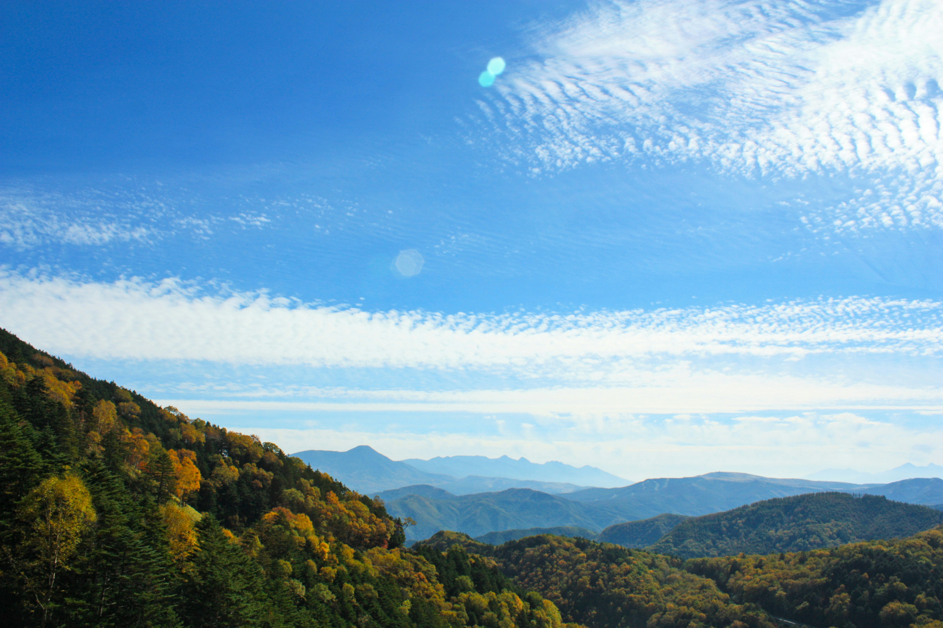 Malersicher Blick auf Herbstberge unter einem blauen Himmel mit Wolken