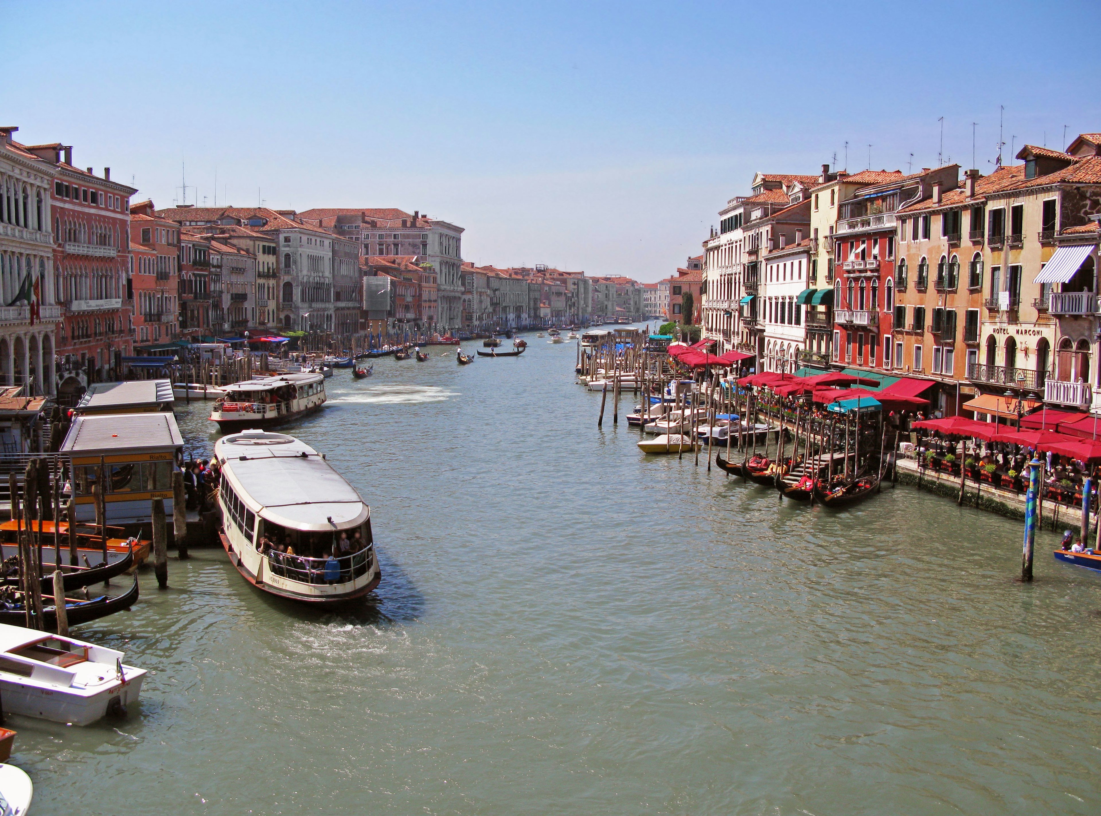 Bunte Gebäude und Boote entlang eines venezianischen Kanals