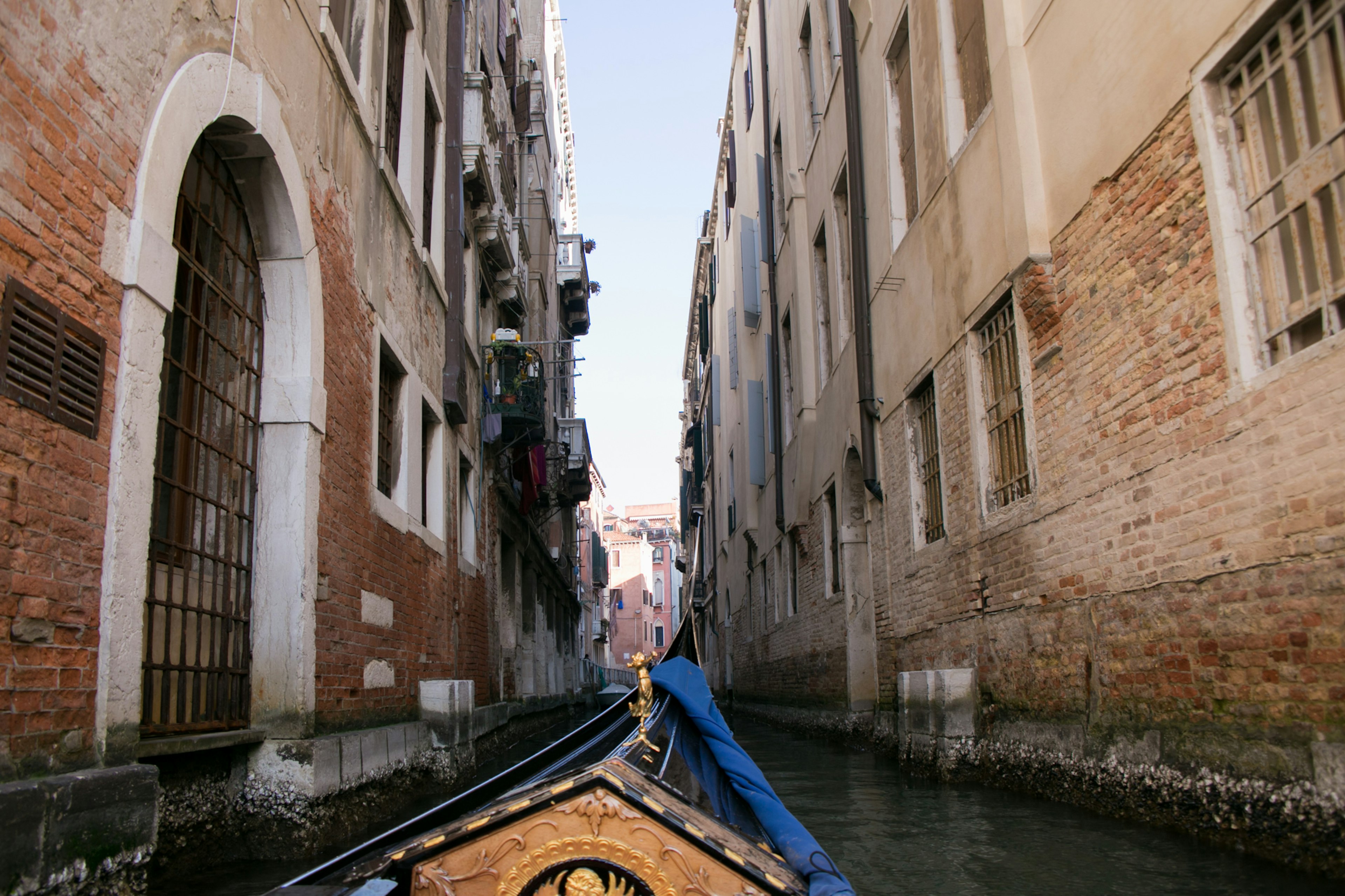 Cảnh kênh hẹp ở Venice với một chiếc gondola