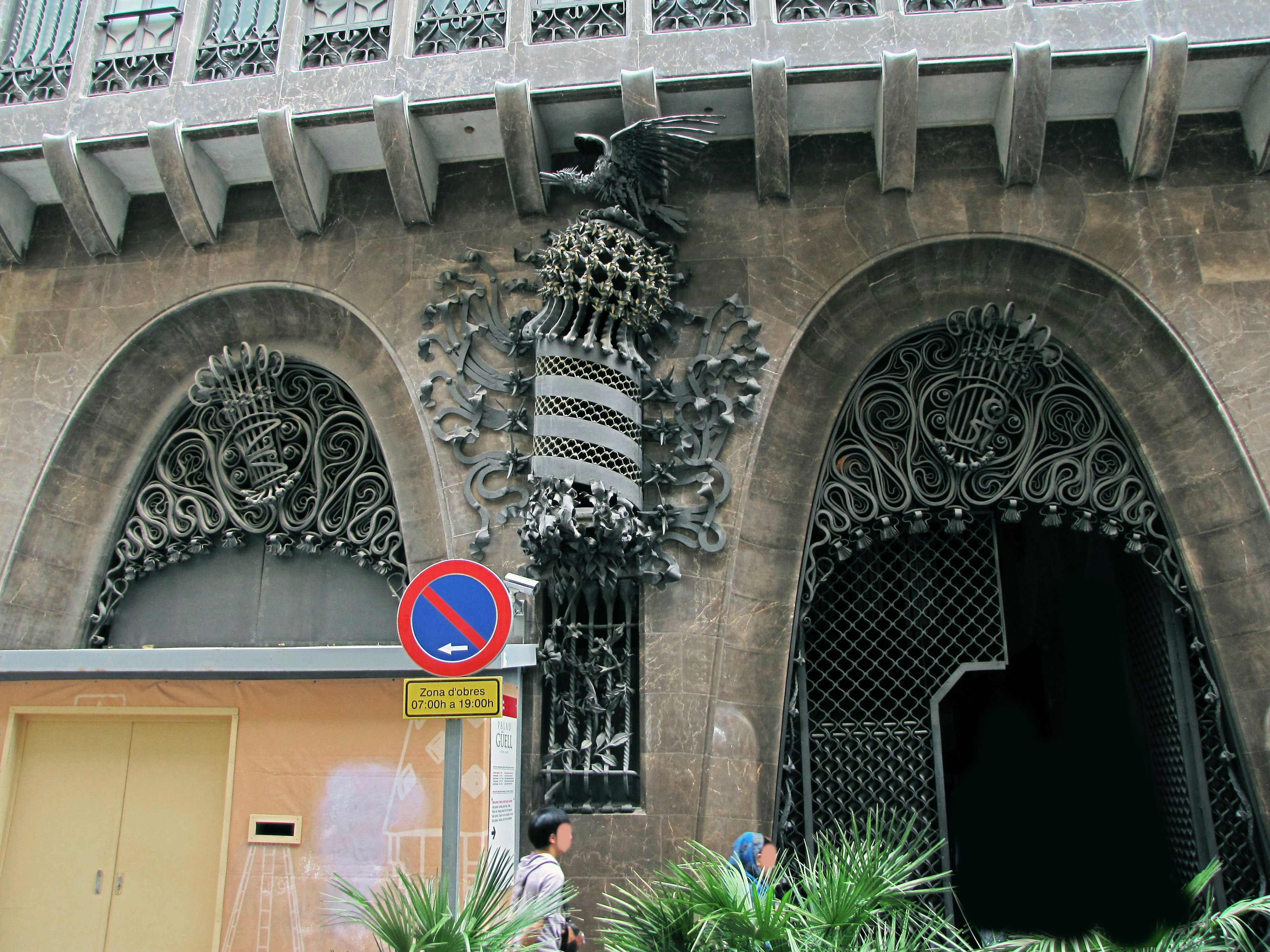 Extérieur d'un bâtiment avec des arches ornées et un travail du métal complexe