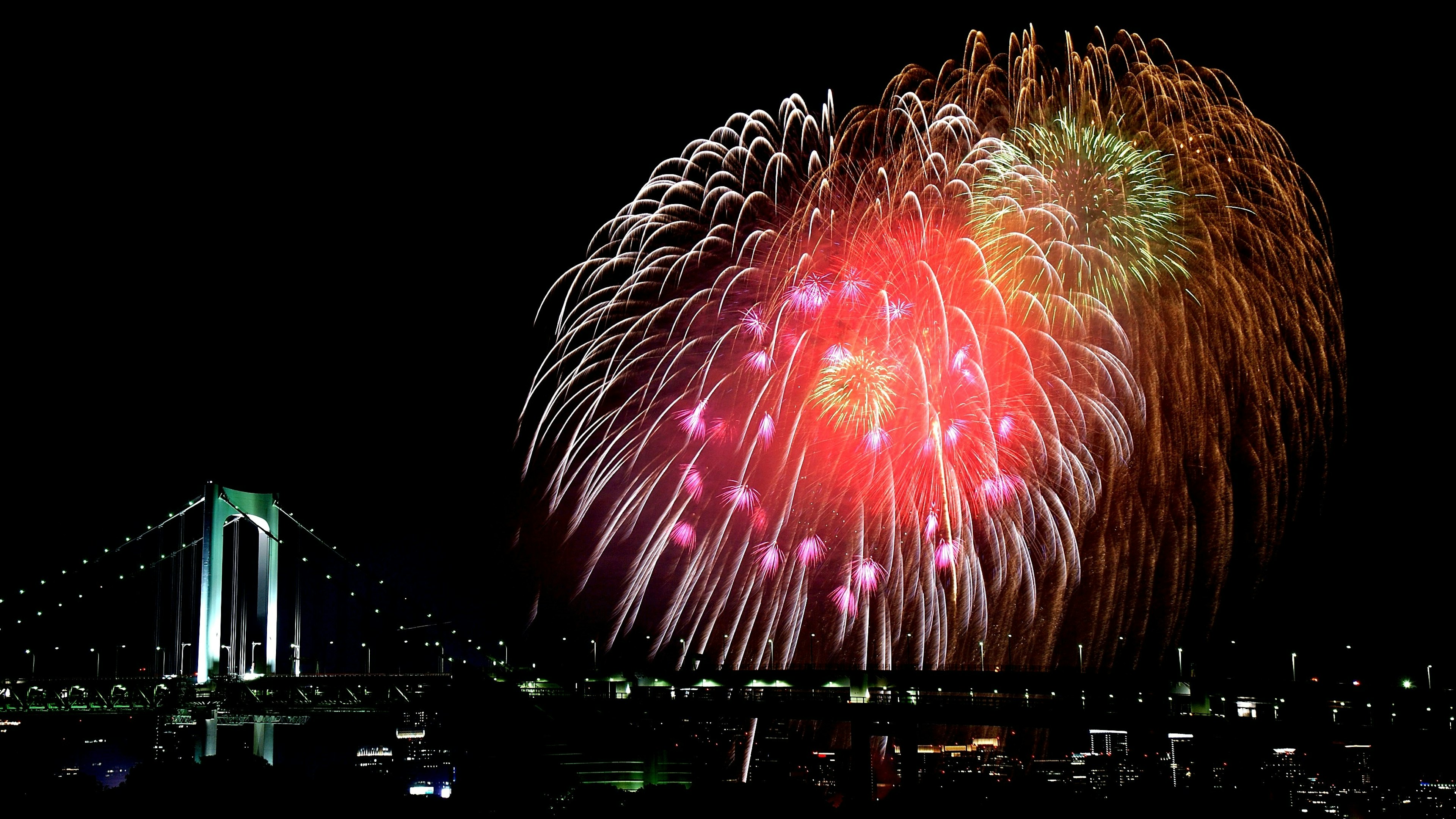 Espectáculo de fuegos artificiales sobre el puente Rainbow de noche