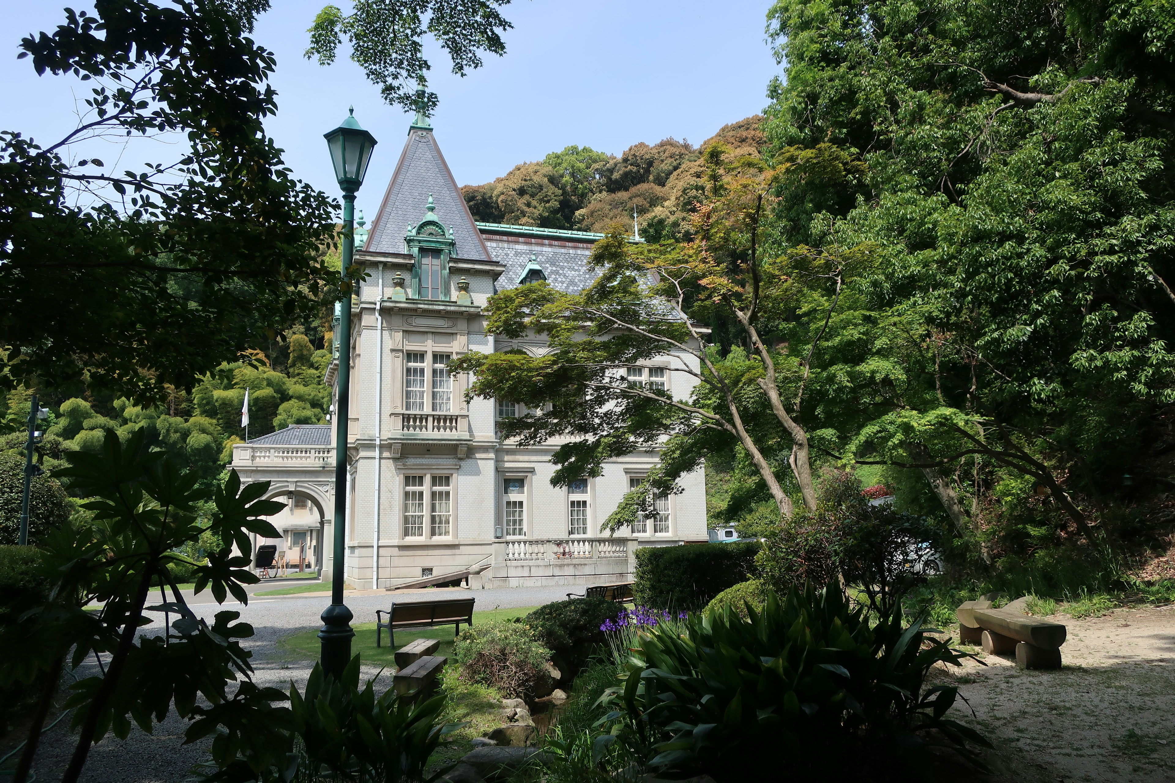 Edificio histórico rodeado de vegetación exuberante