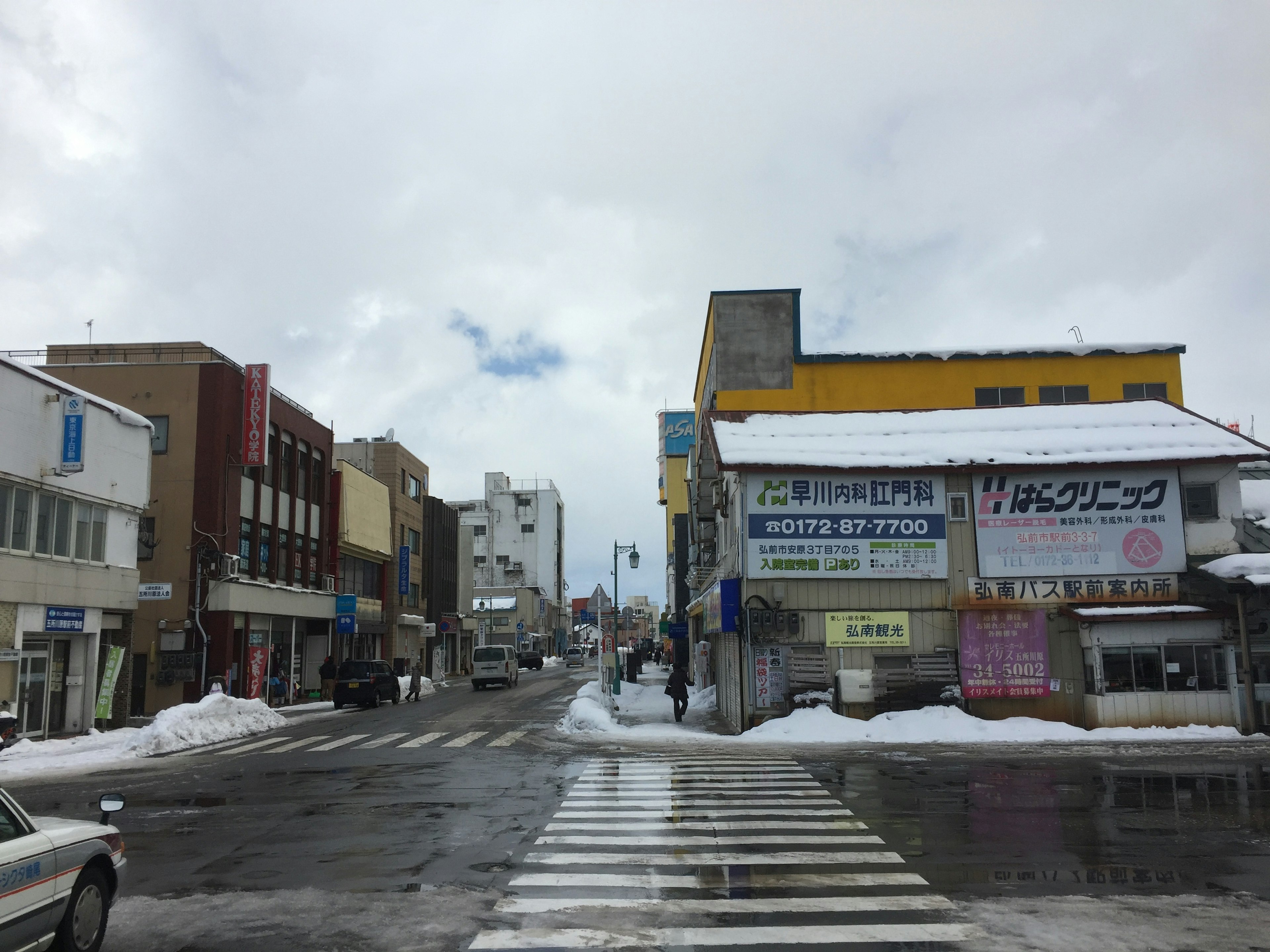 雪のある交差点の風景と商業ビル