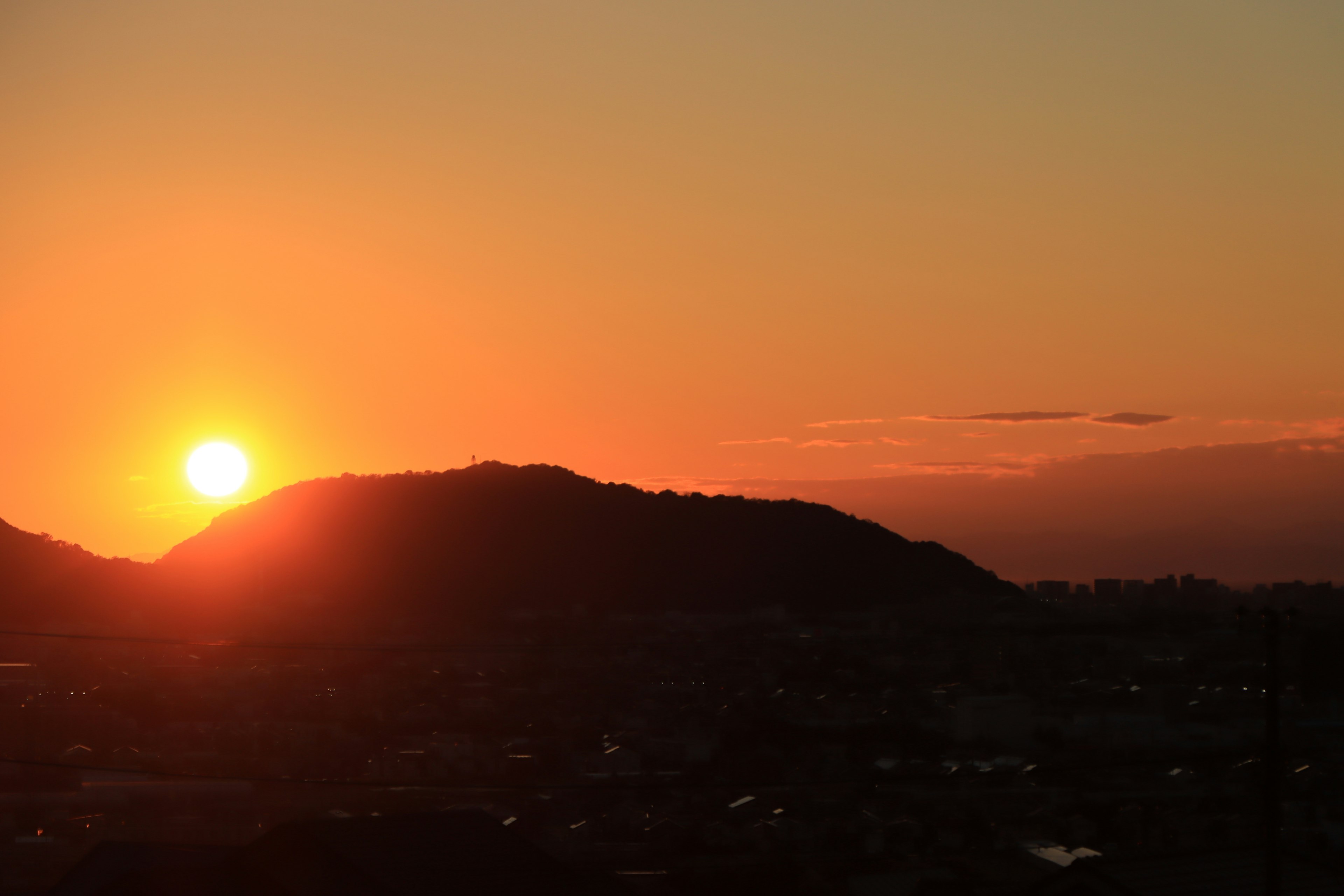 夕日が山の上に沈む美しい風景