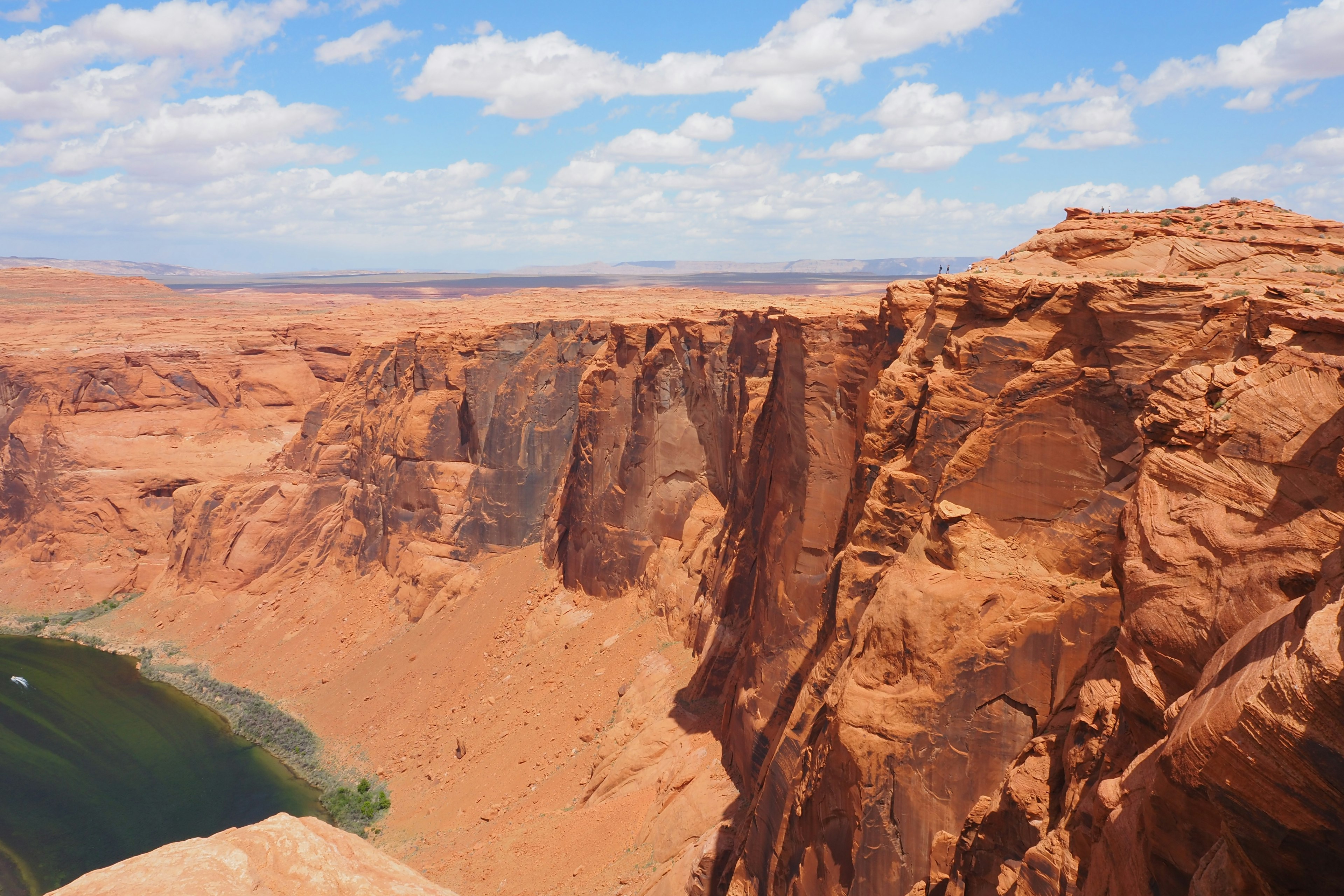 ทิวทัศน์ของ Horseshoe Bend ที่มีหินสีแดงและแม่น้ำสีเขียว