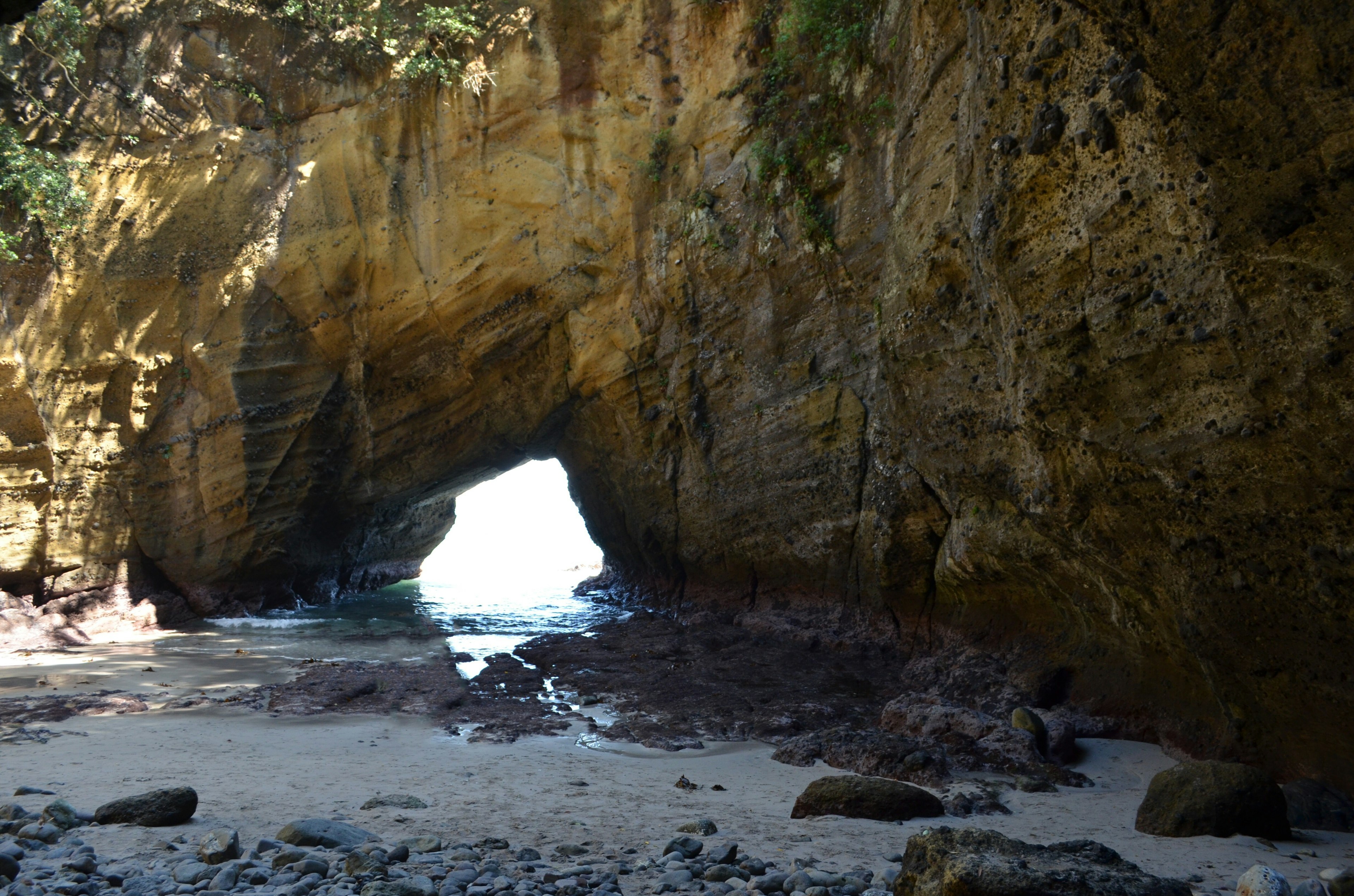 Hermosa cueva marina con agua azul y paisaje natural