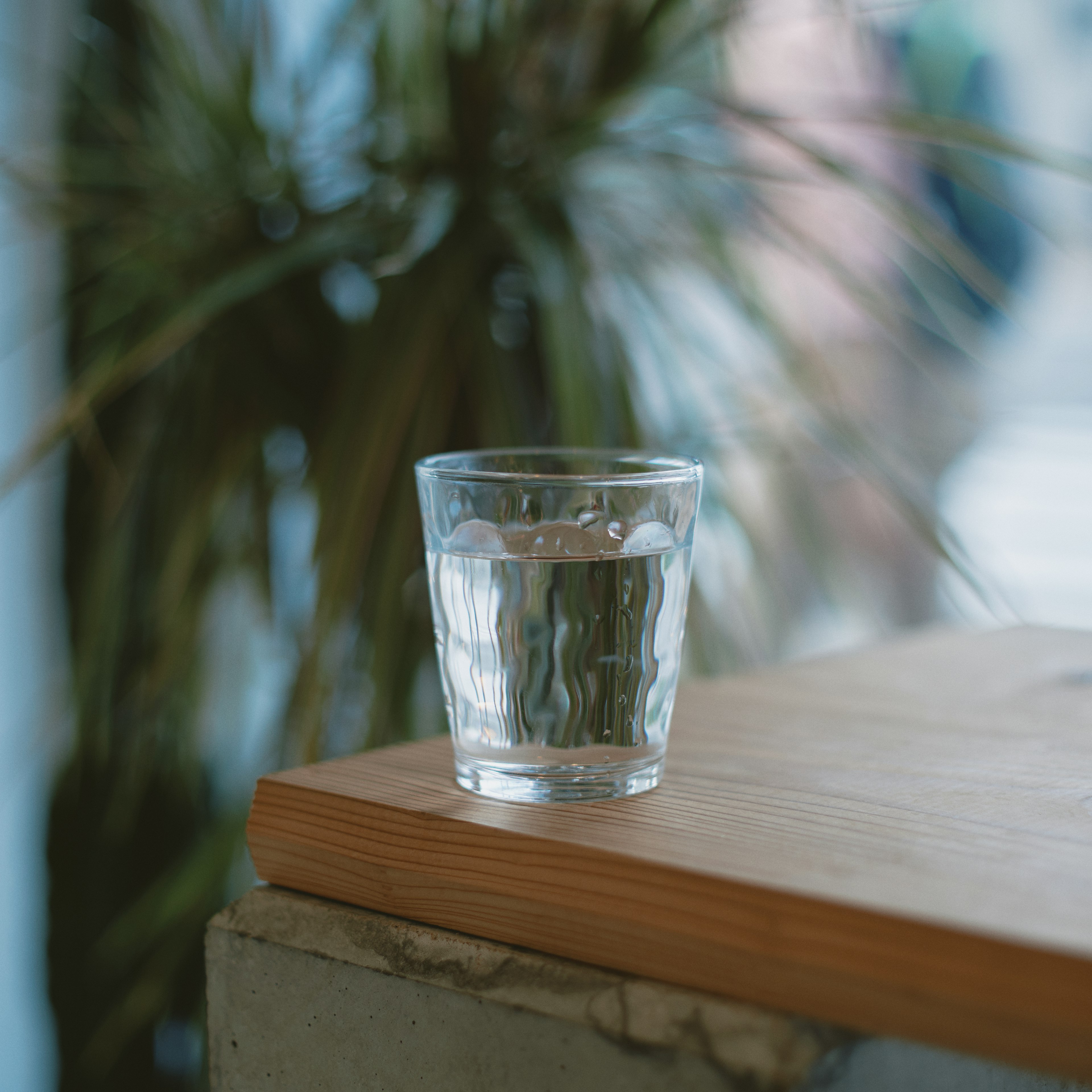 Ein Glas Wasser auf einem Holztisch