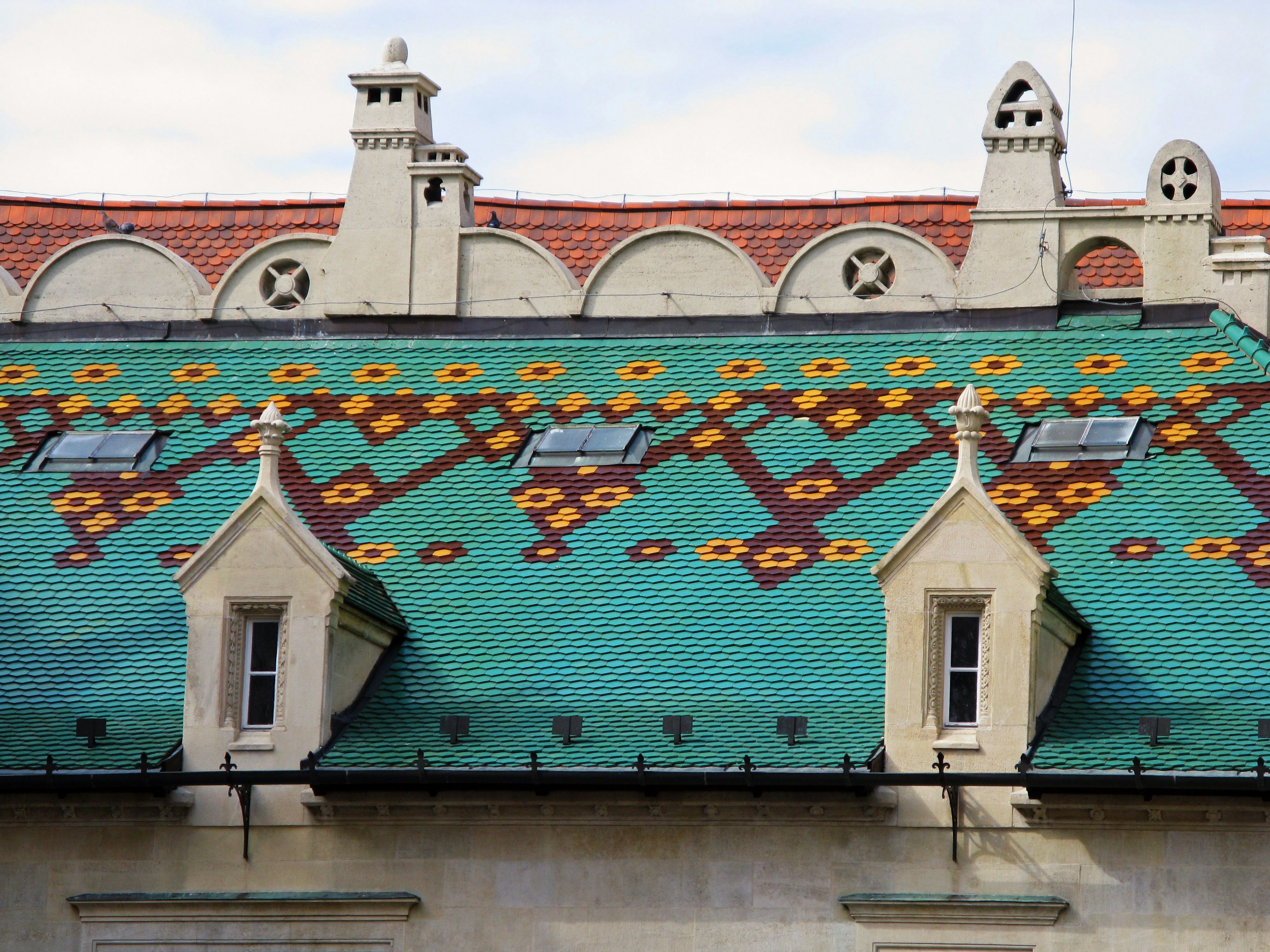 Toit carrelé vibrant avec des motifs floraux sur la partie supérieure d'un bâtiment