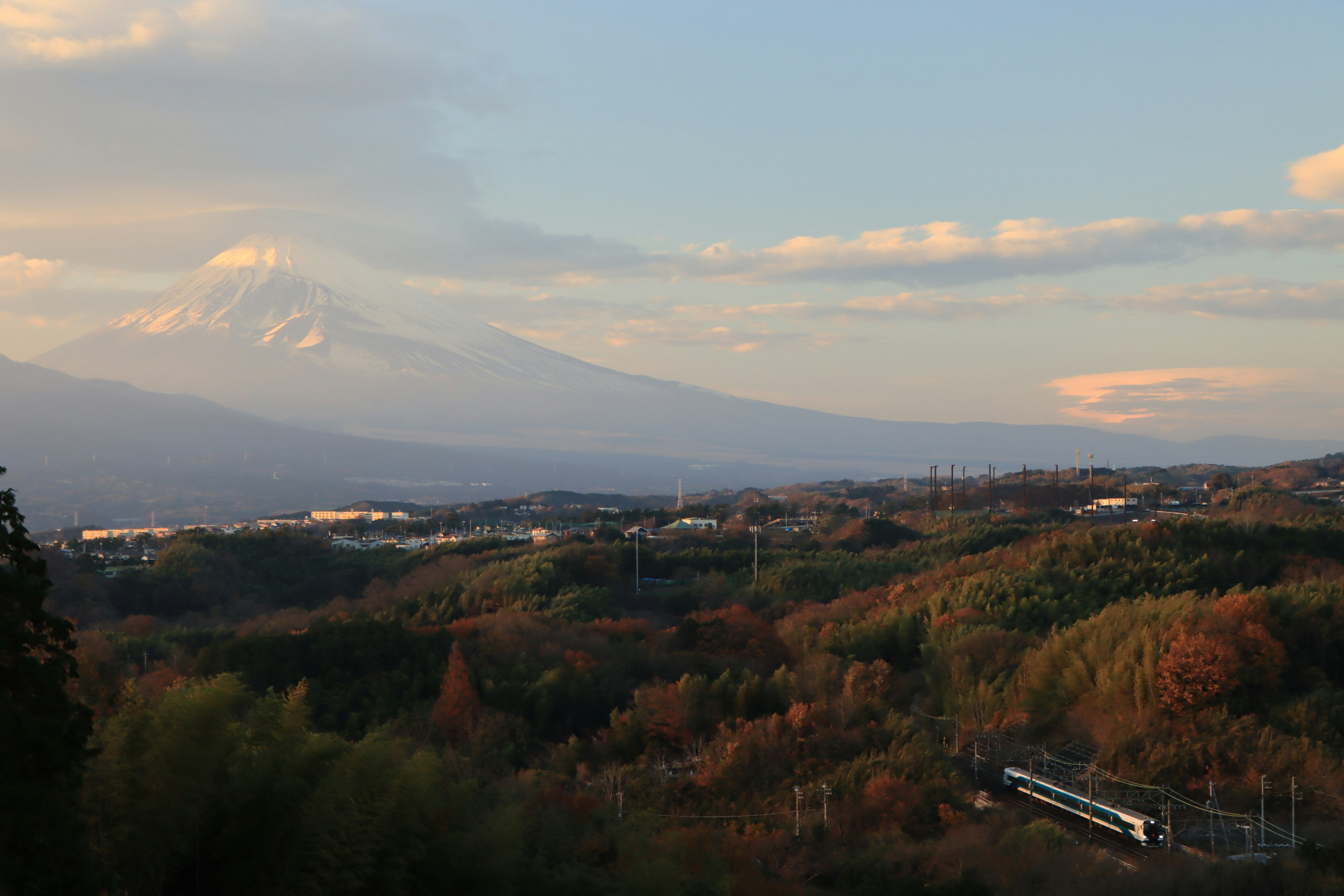 Paisaje otoñal con el Monte Fuji al fondo y un tren