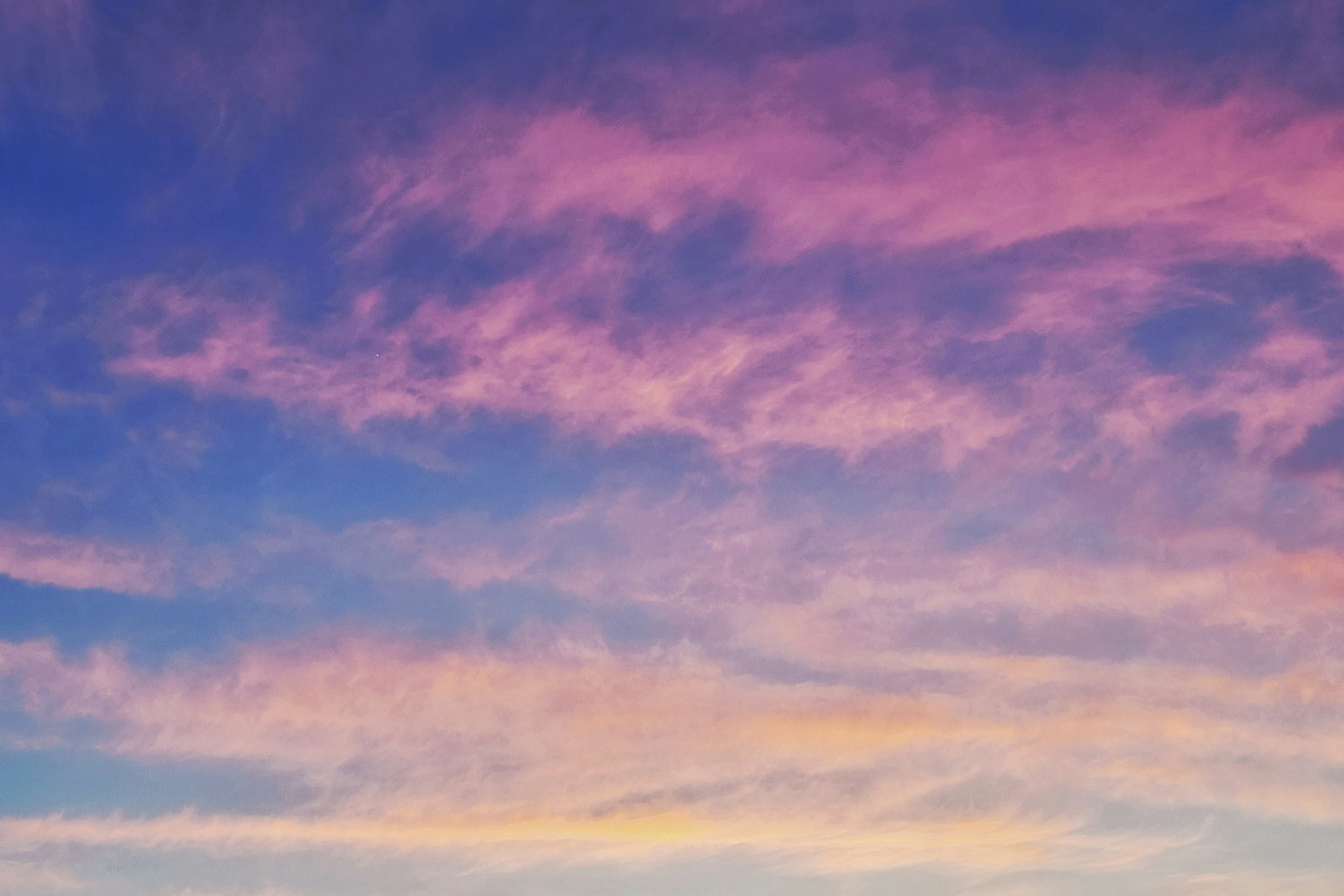 Awan indah dalam nuansa ungu dan langit biru