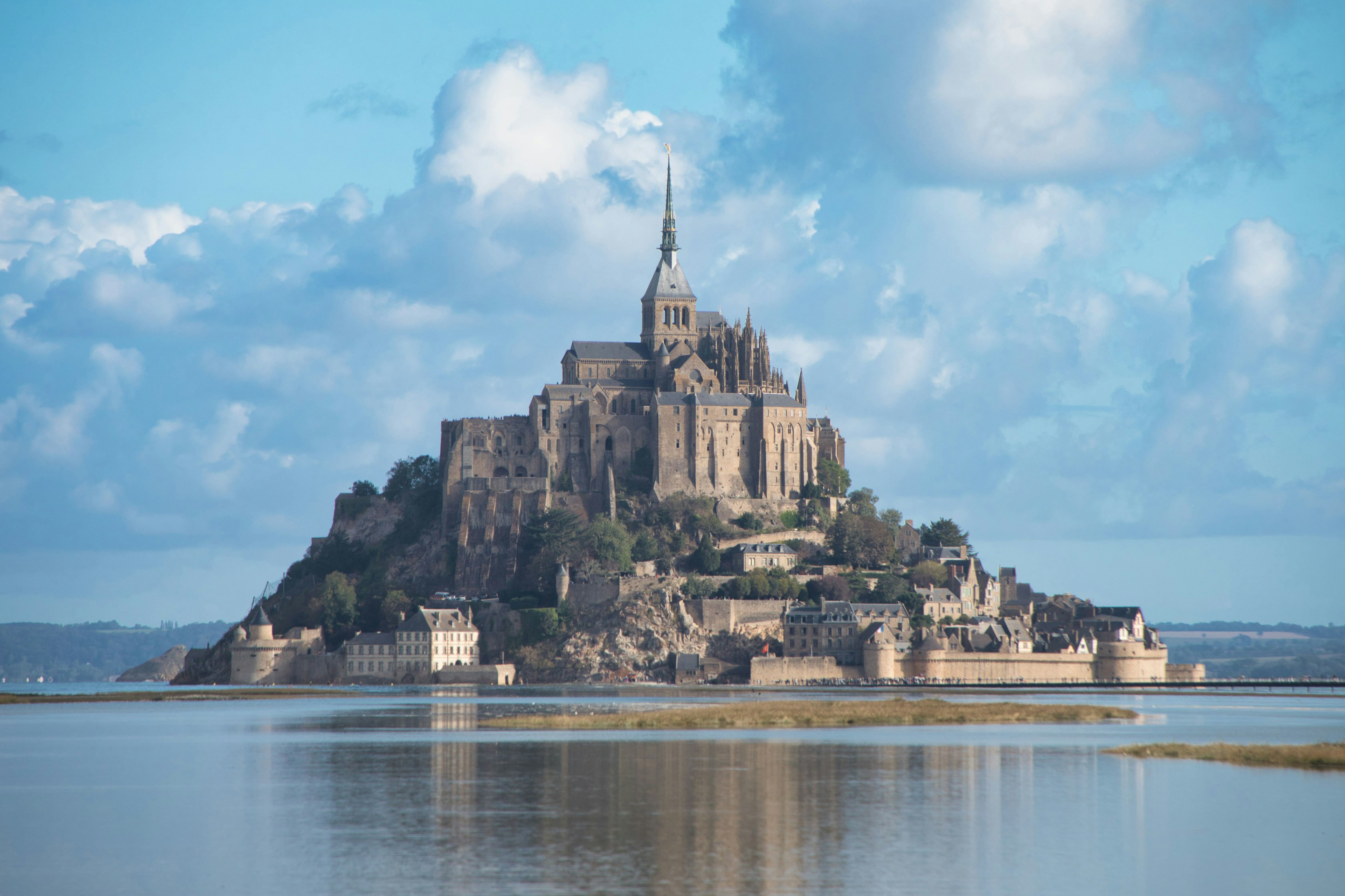 Pemandangan indah Mont Saint-Michel dengan langit biru dan awan