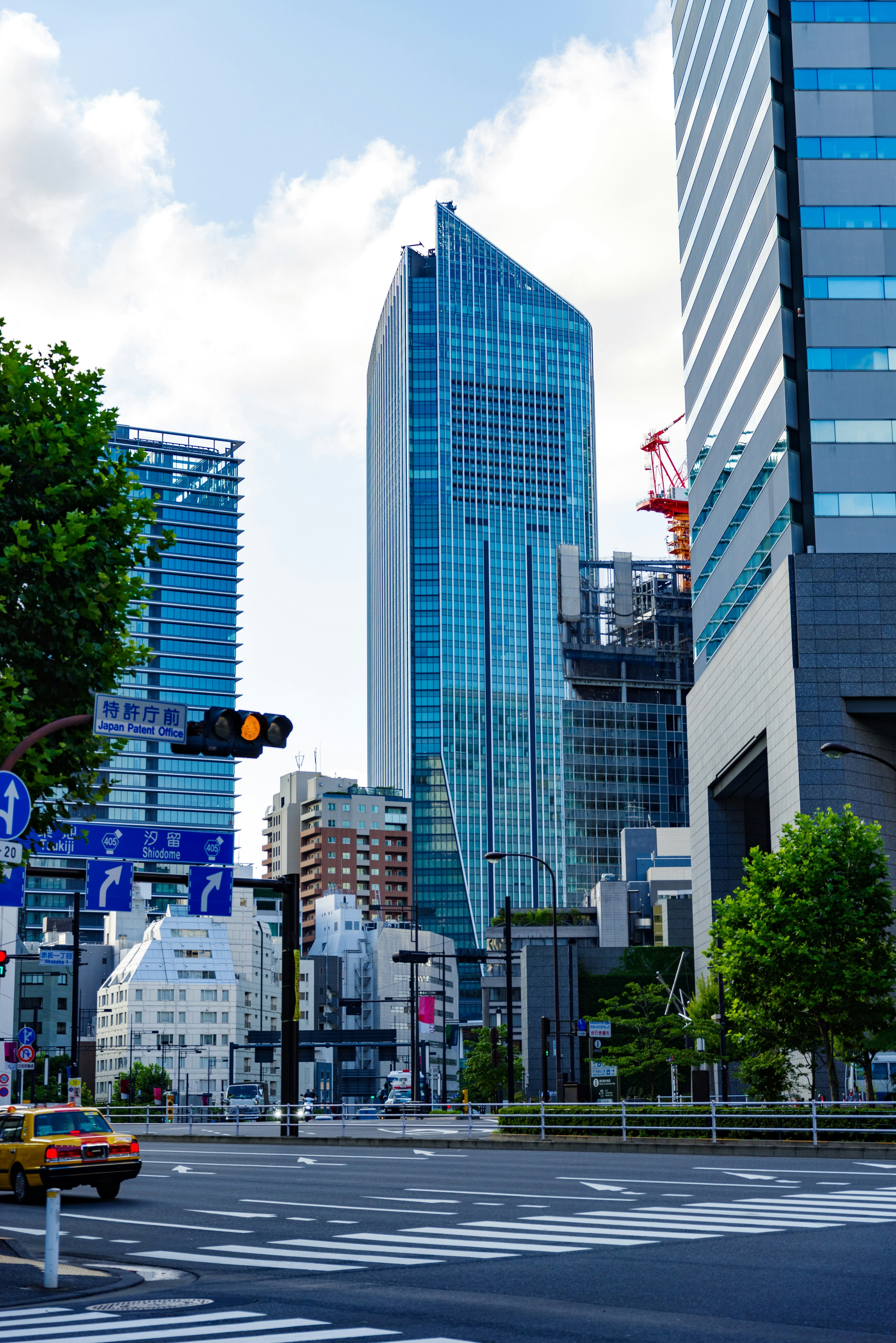 城市風景有摩天大樓交通信號燈和可見的計程車