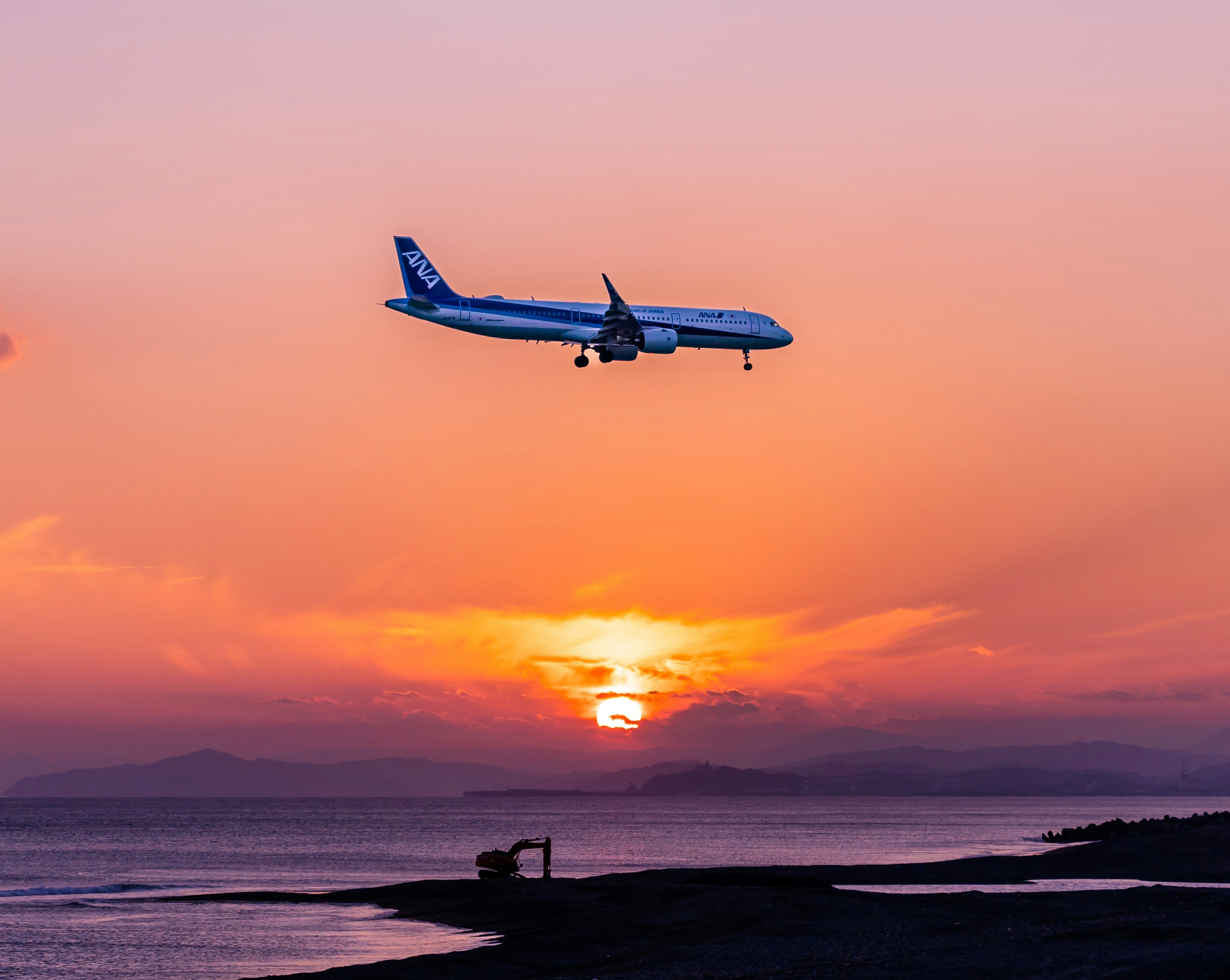 Un avion volant contre un magnifique coucher de soleil