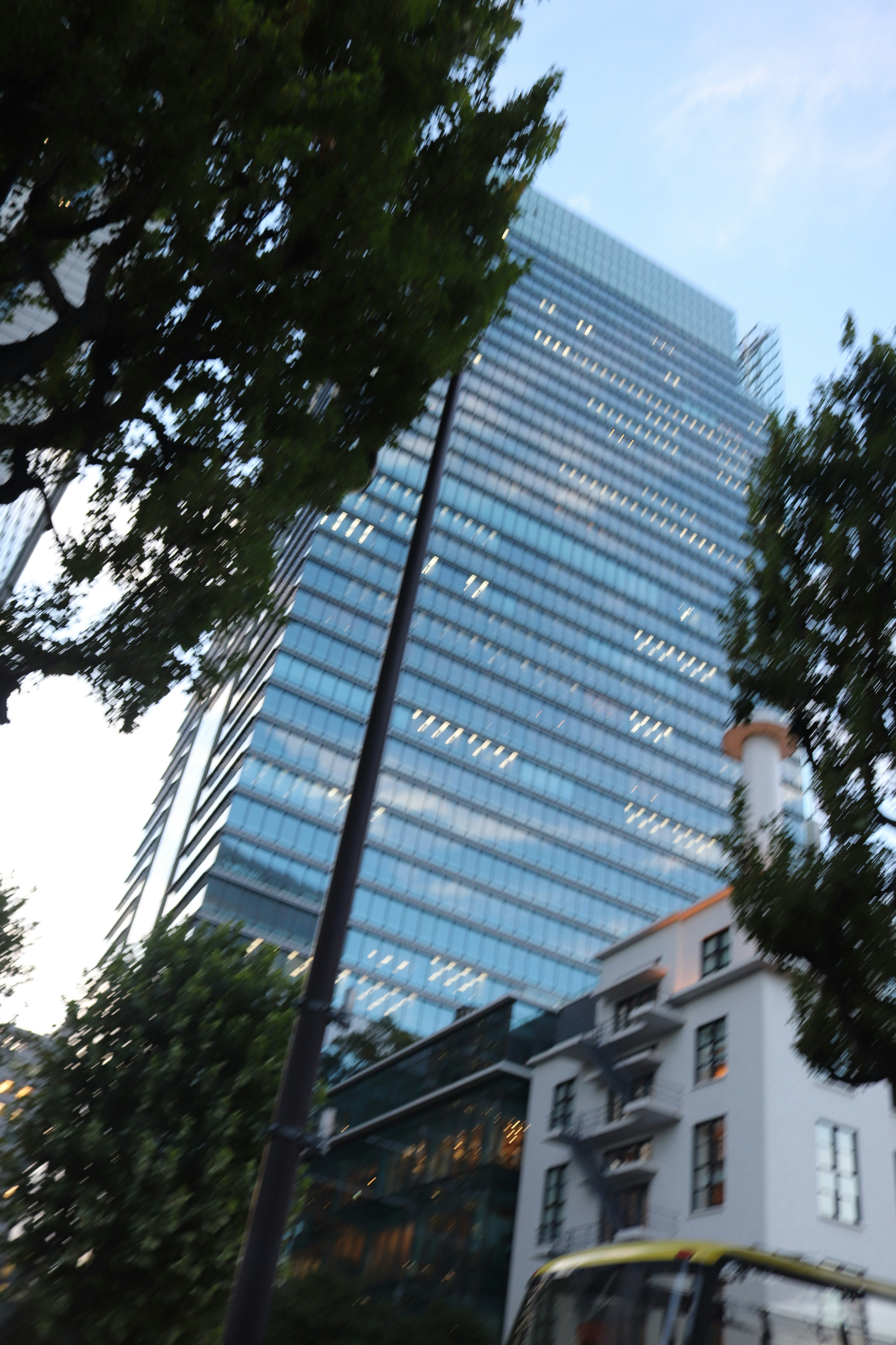 Pemandangan dekat gedung pencakar langit dan pemandangan kota