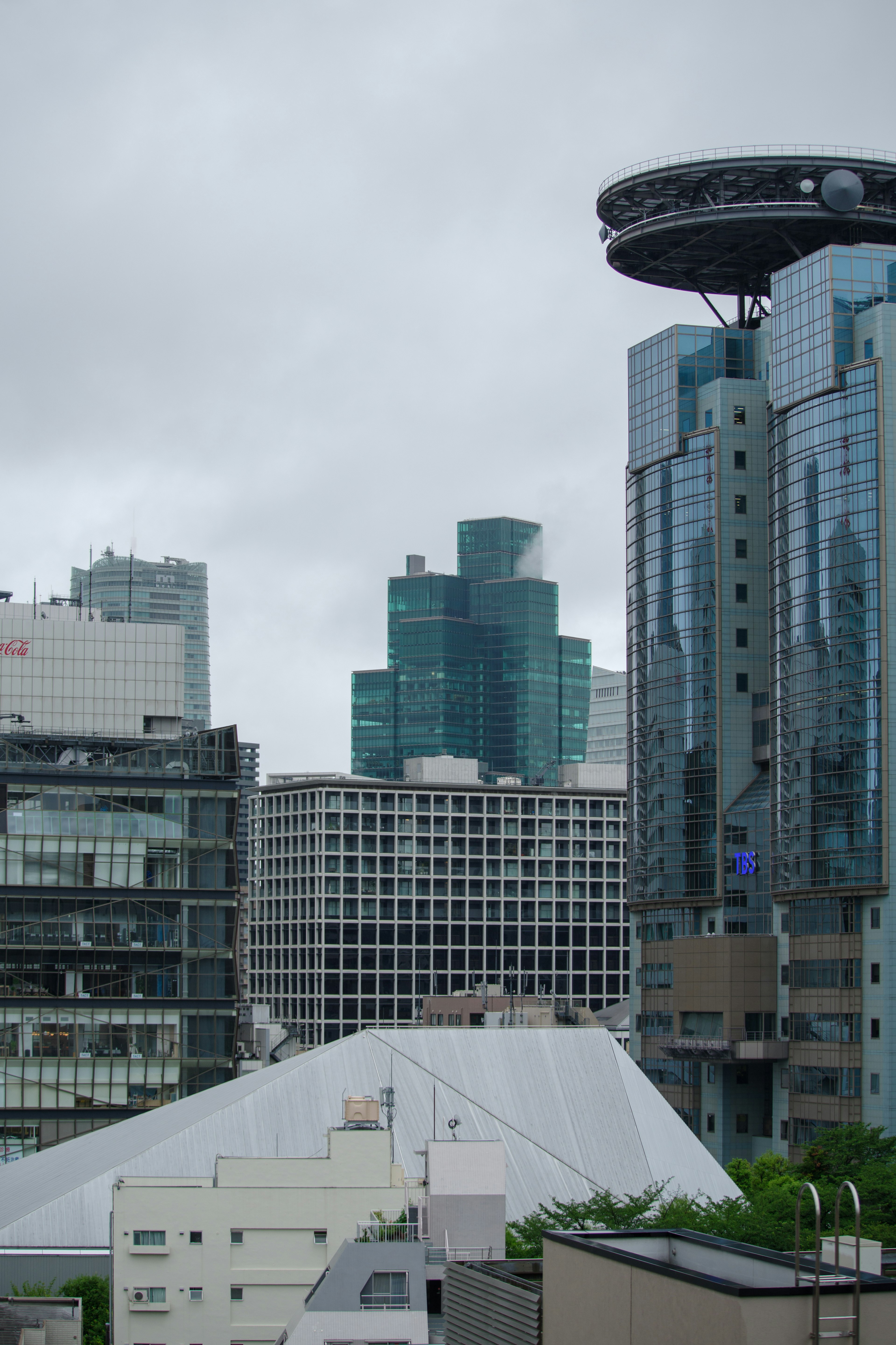 Paisaje urbano con arquitectura moderna y edificios futuristas