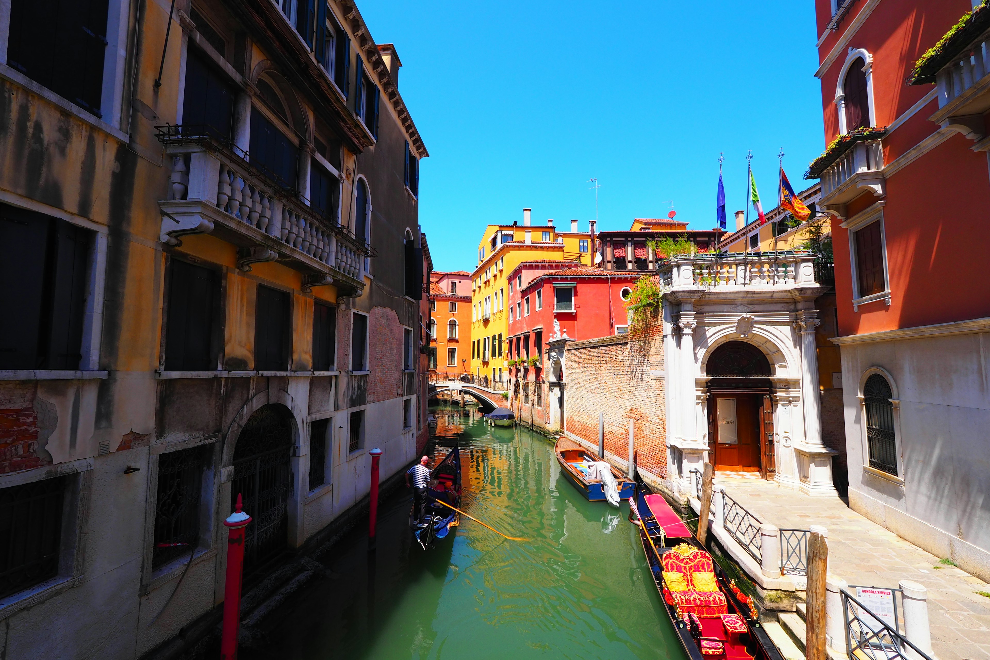 Vista di un canale a Venezia con edifici colorati