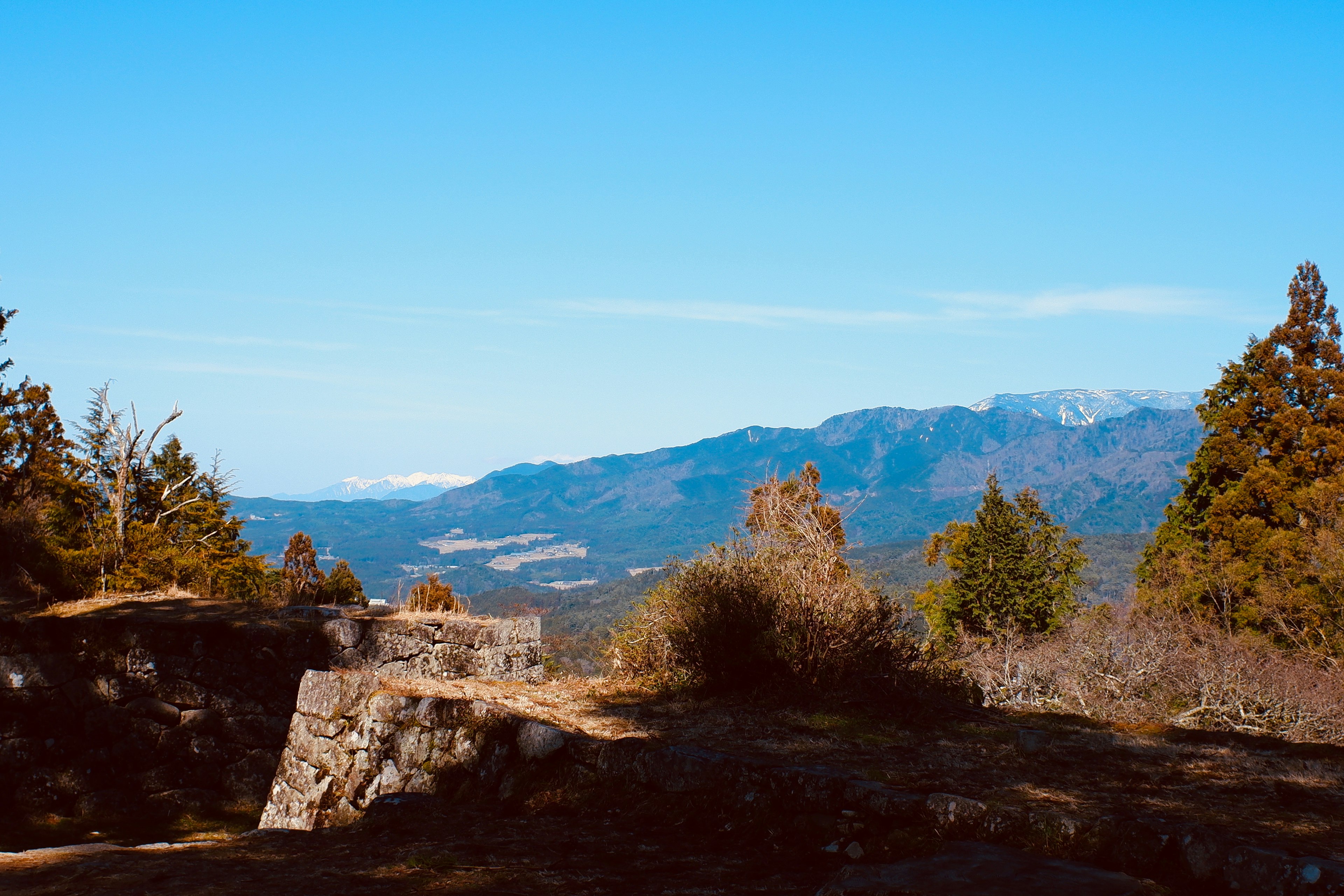 Vue panoramique des montagnes sous un ciel bleu clair