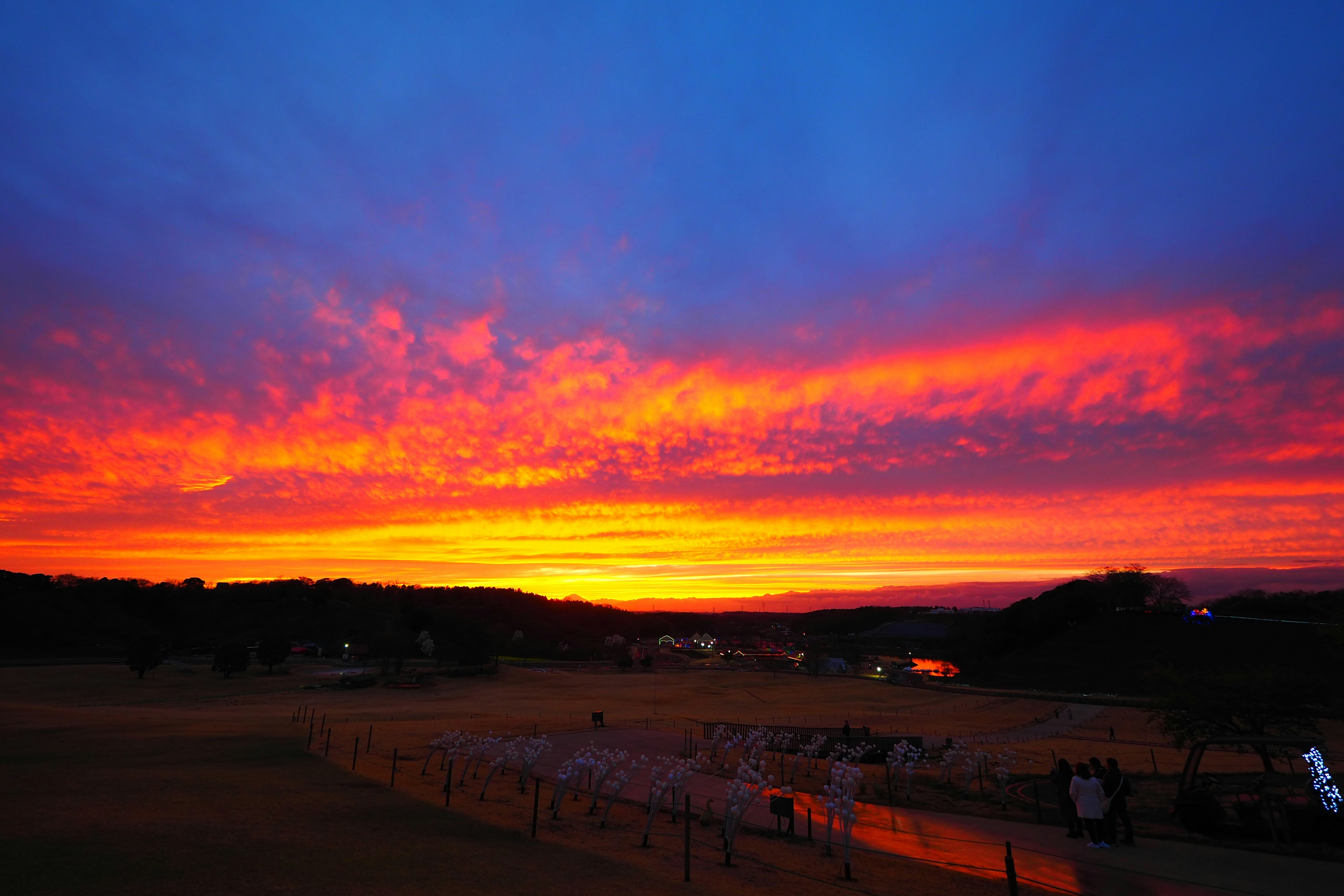 Impresionante cielo de atardecer con nubes vibrantes y colores