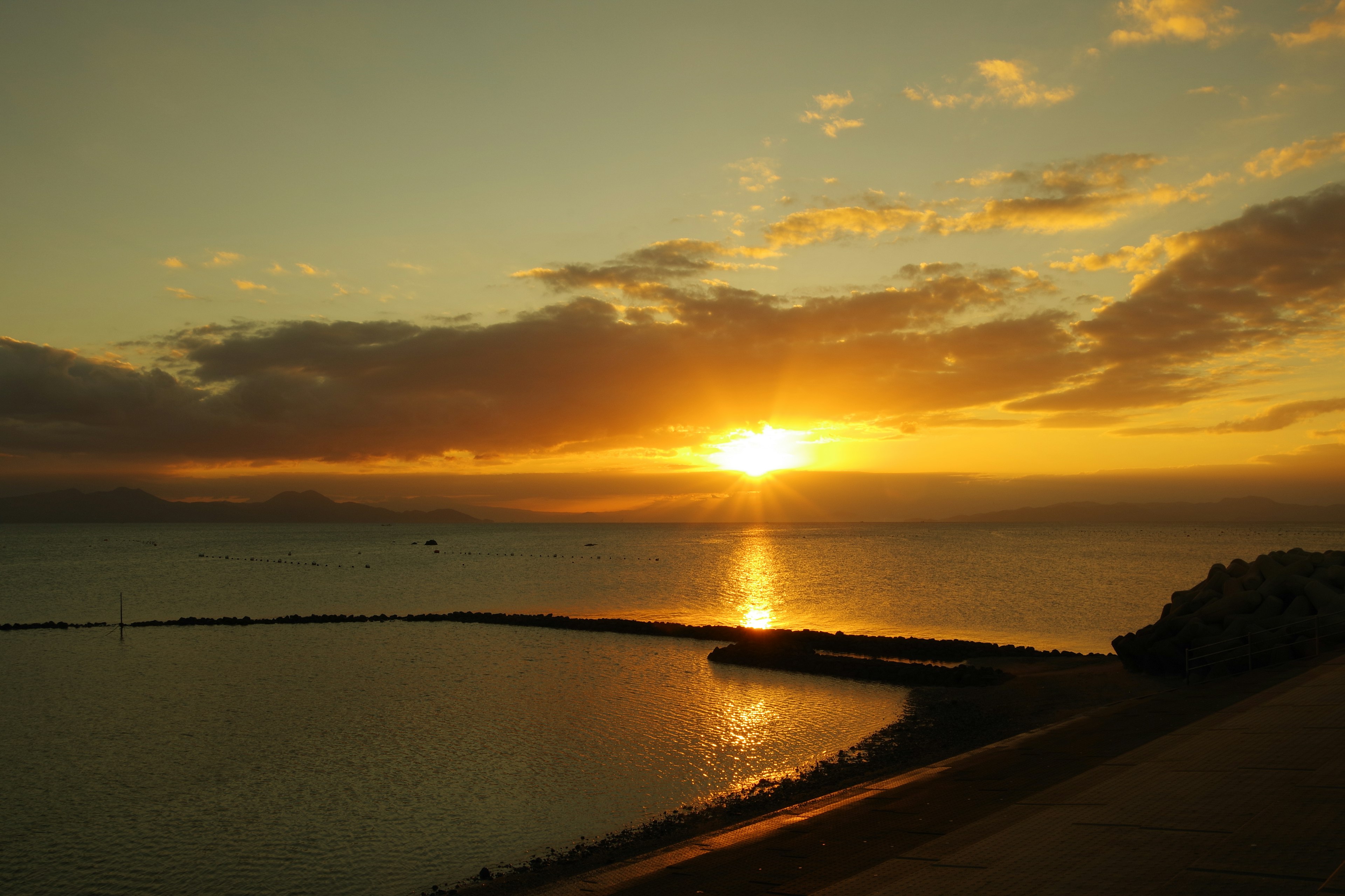 Schöner Sonnenuntergang über dem Meer mit Wolken