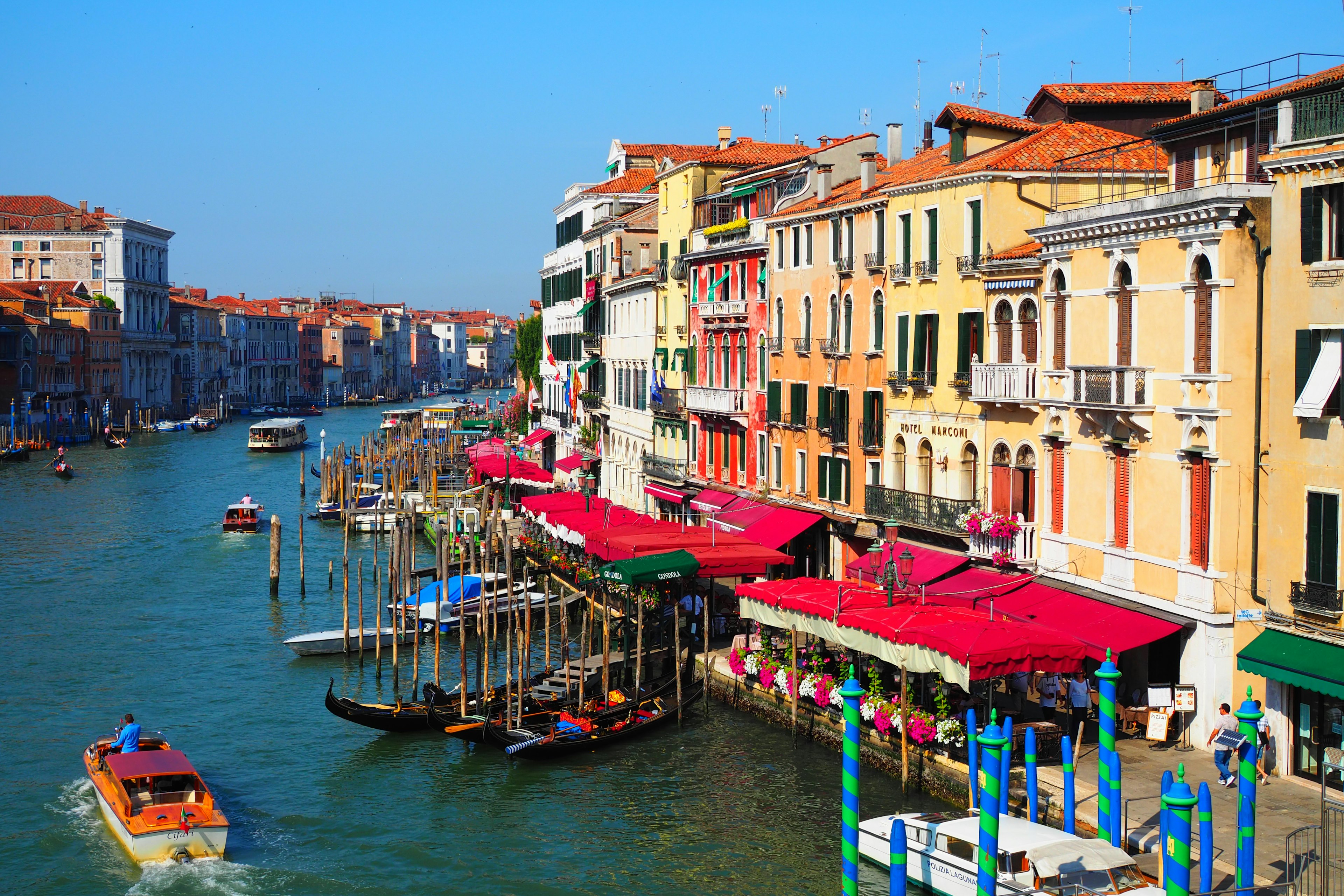 Bunte Gebäude entlang des Kanals in Venedig mit Booten