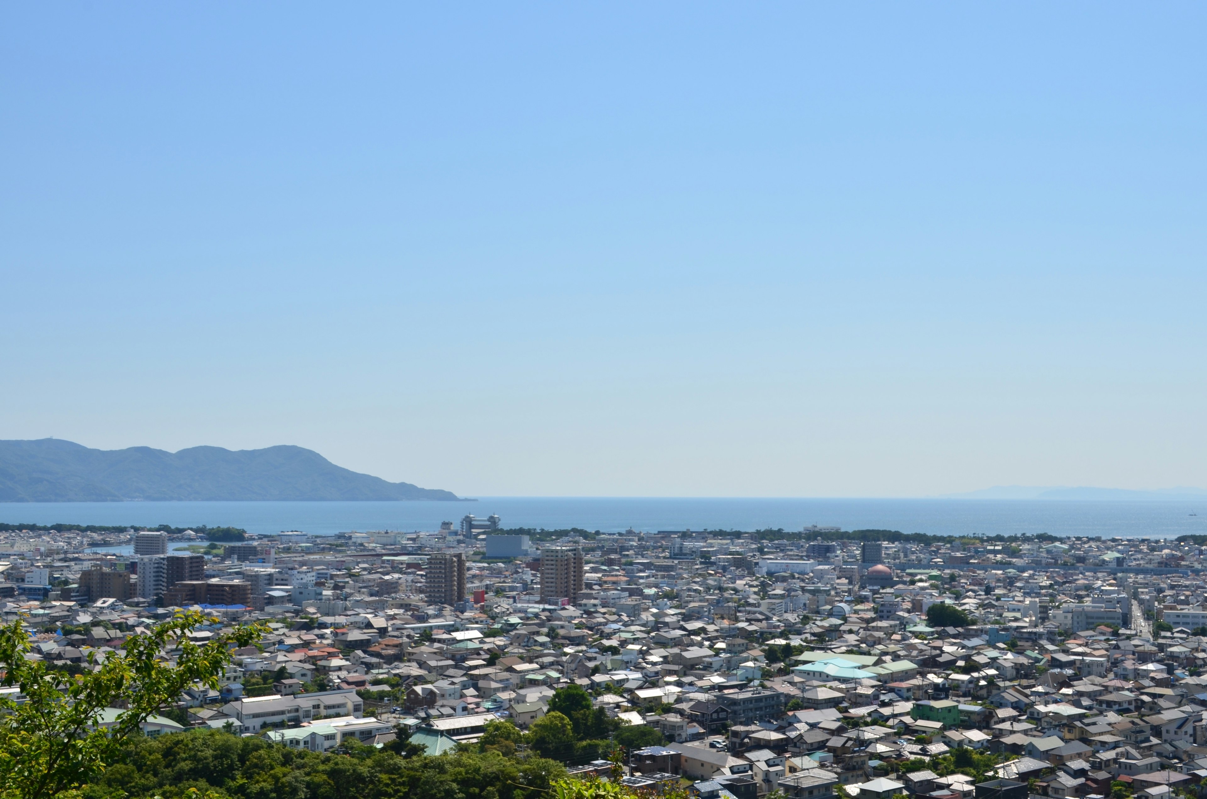 美丽的城市风景，背景是海洋