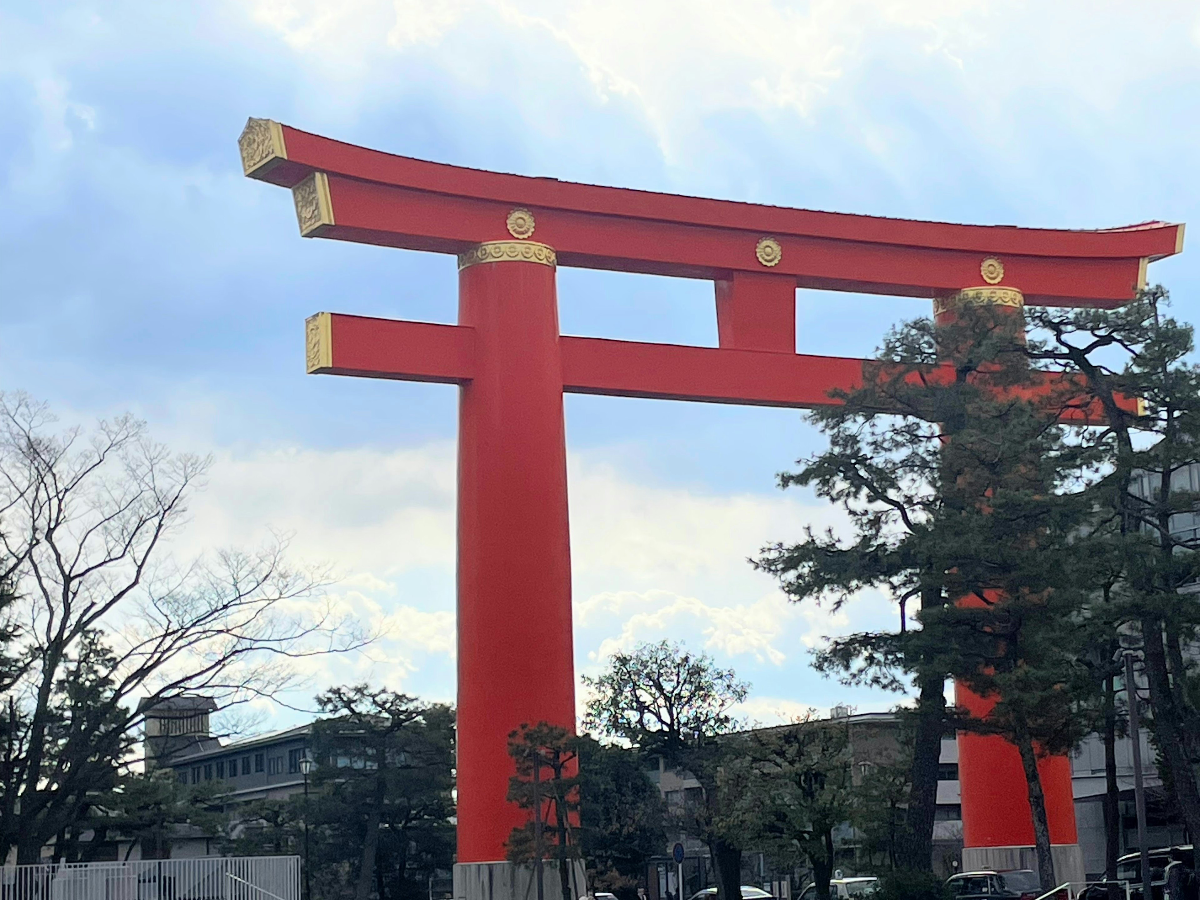 Gerbang torii merah dengan latar belakang langit biru