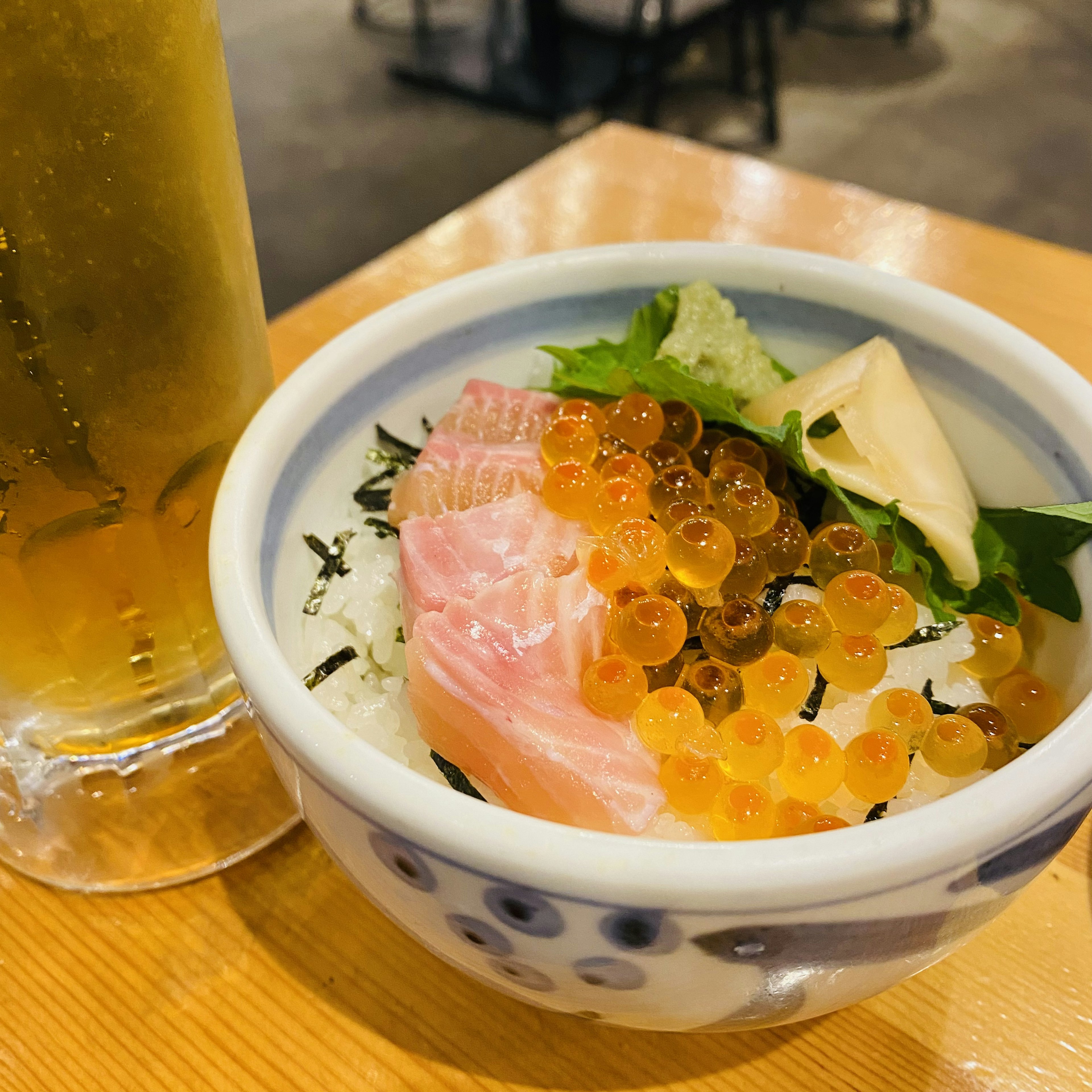 美味しそうな海鮮丼とビールの写真