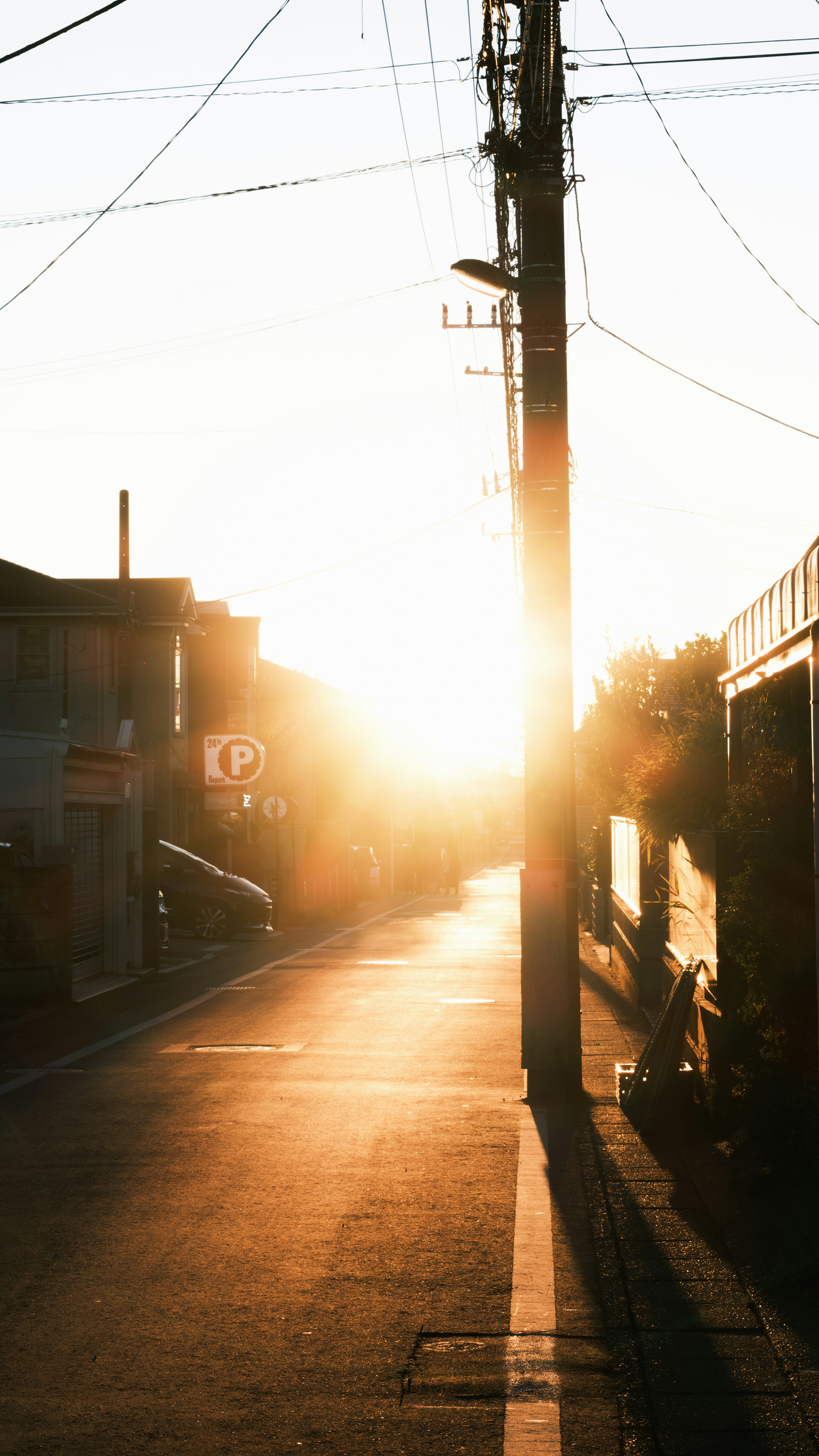 Rue tranquille au coucher du soleil avec un poteau électrique