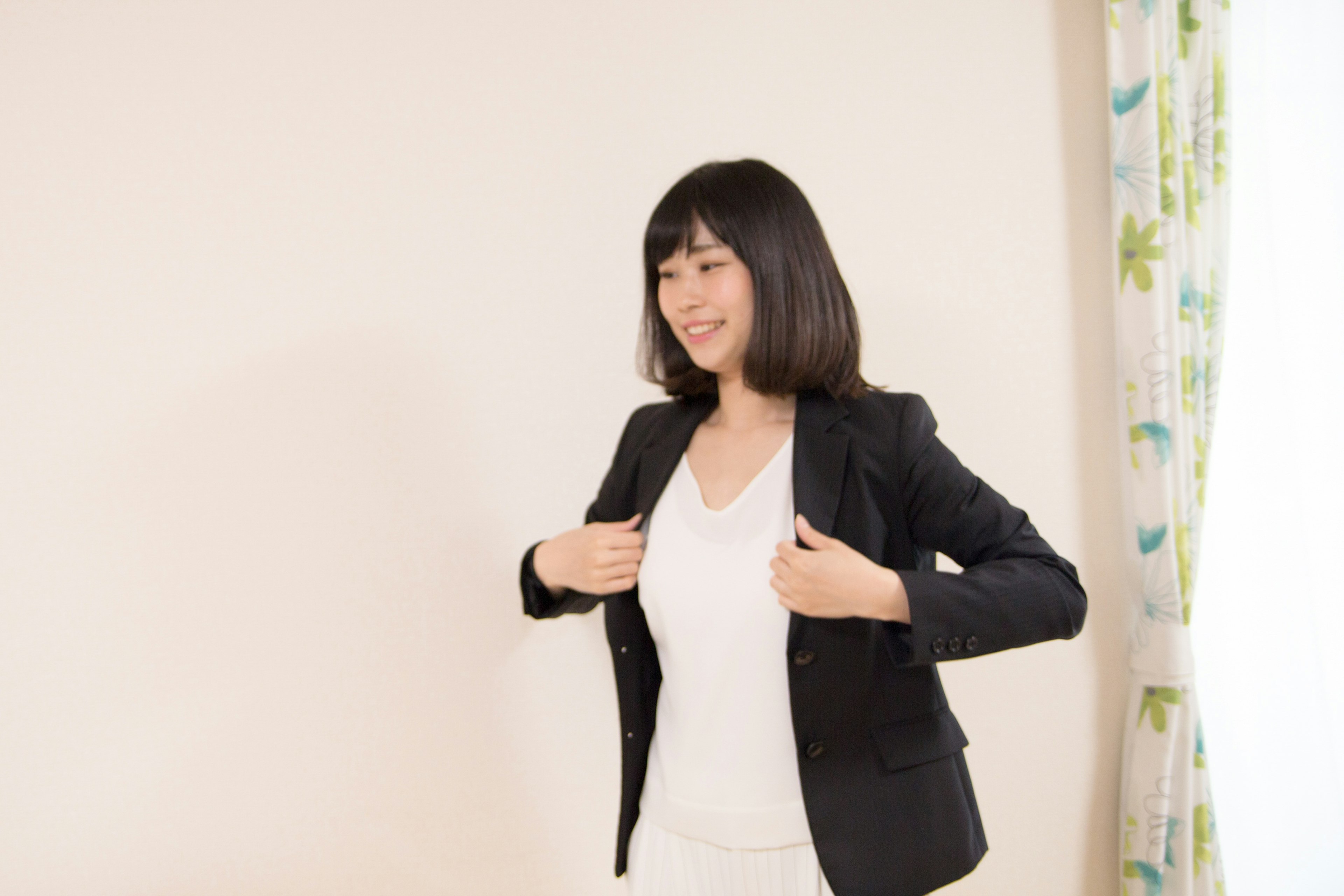 Mujer ajustándose la chaqueta en preparación para un evento