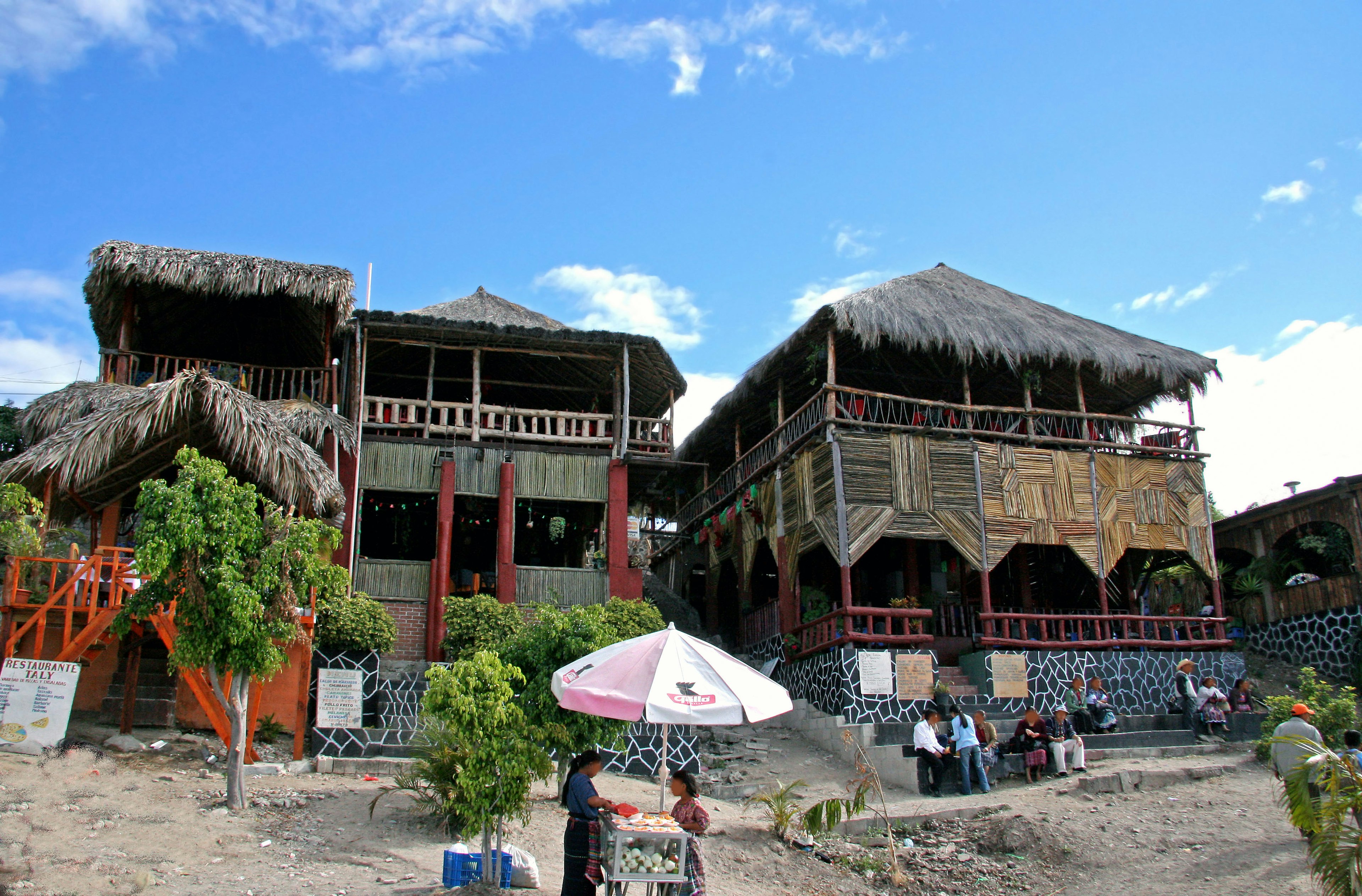 Vista de edificios de madera tradicionales con techos de paja cerca de la playa