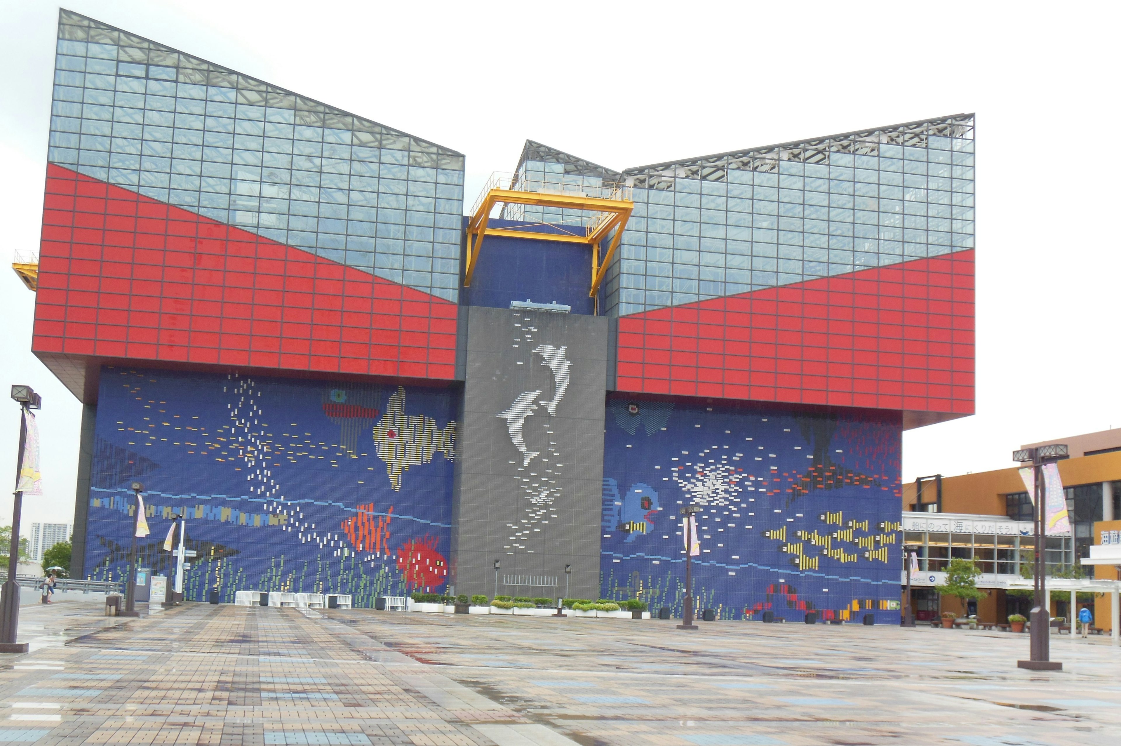 Diseño único del exterior de un acuario Mural colorido y fachada de vidrio