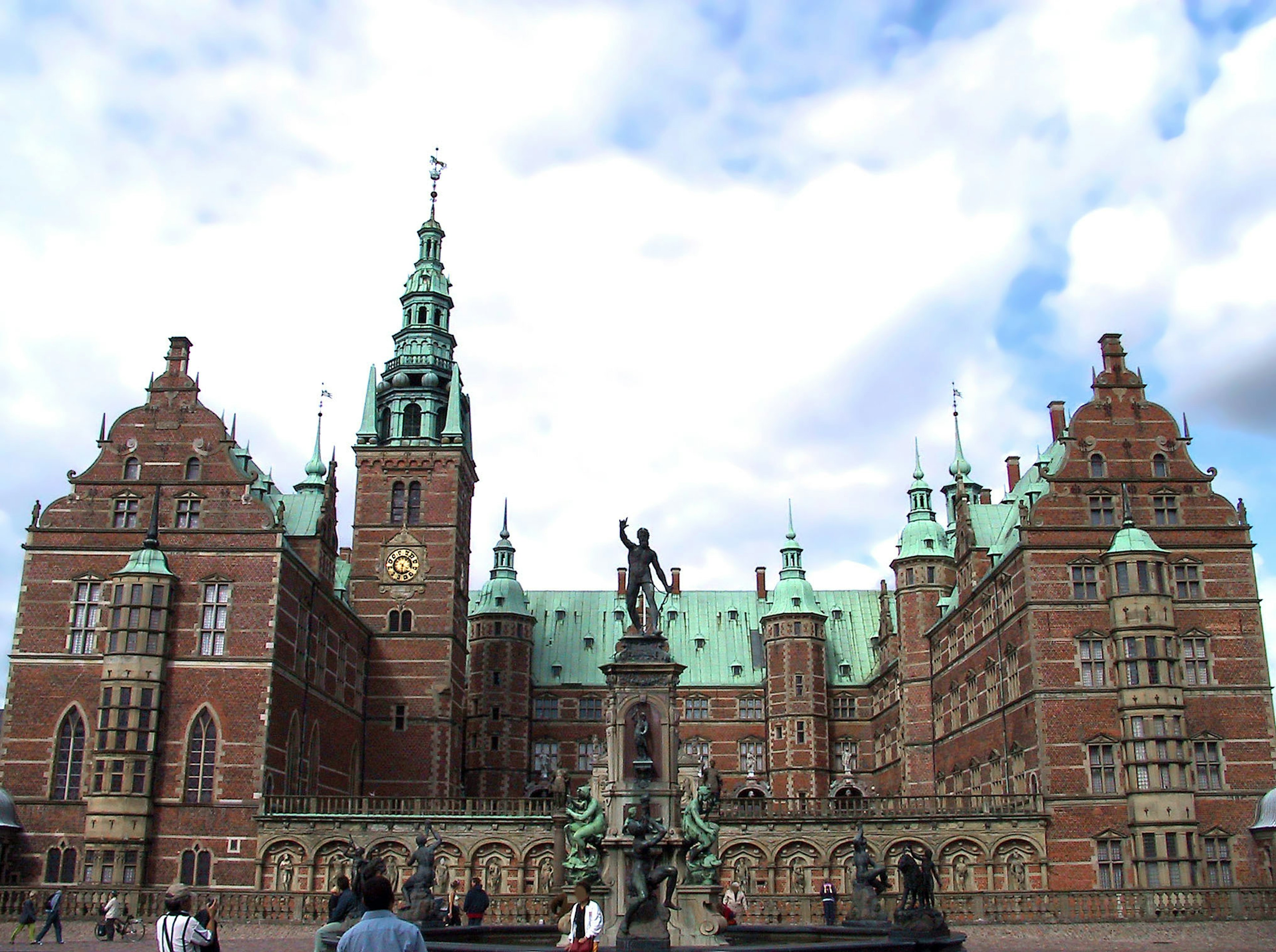 Ngoại thất hoành tráng của lâu đài Frederiksborg với mái xanh