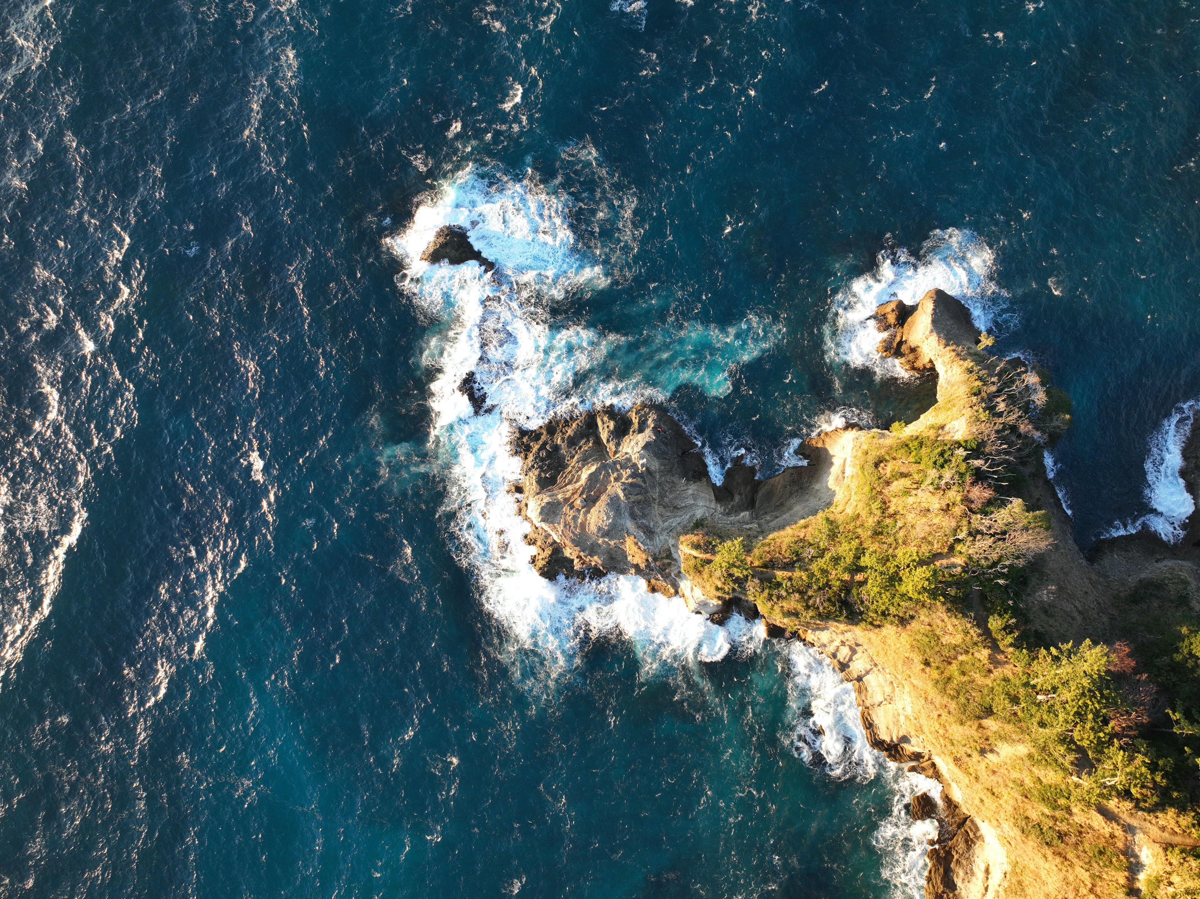 青い海と岩の岬の空撮画像