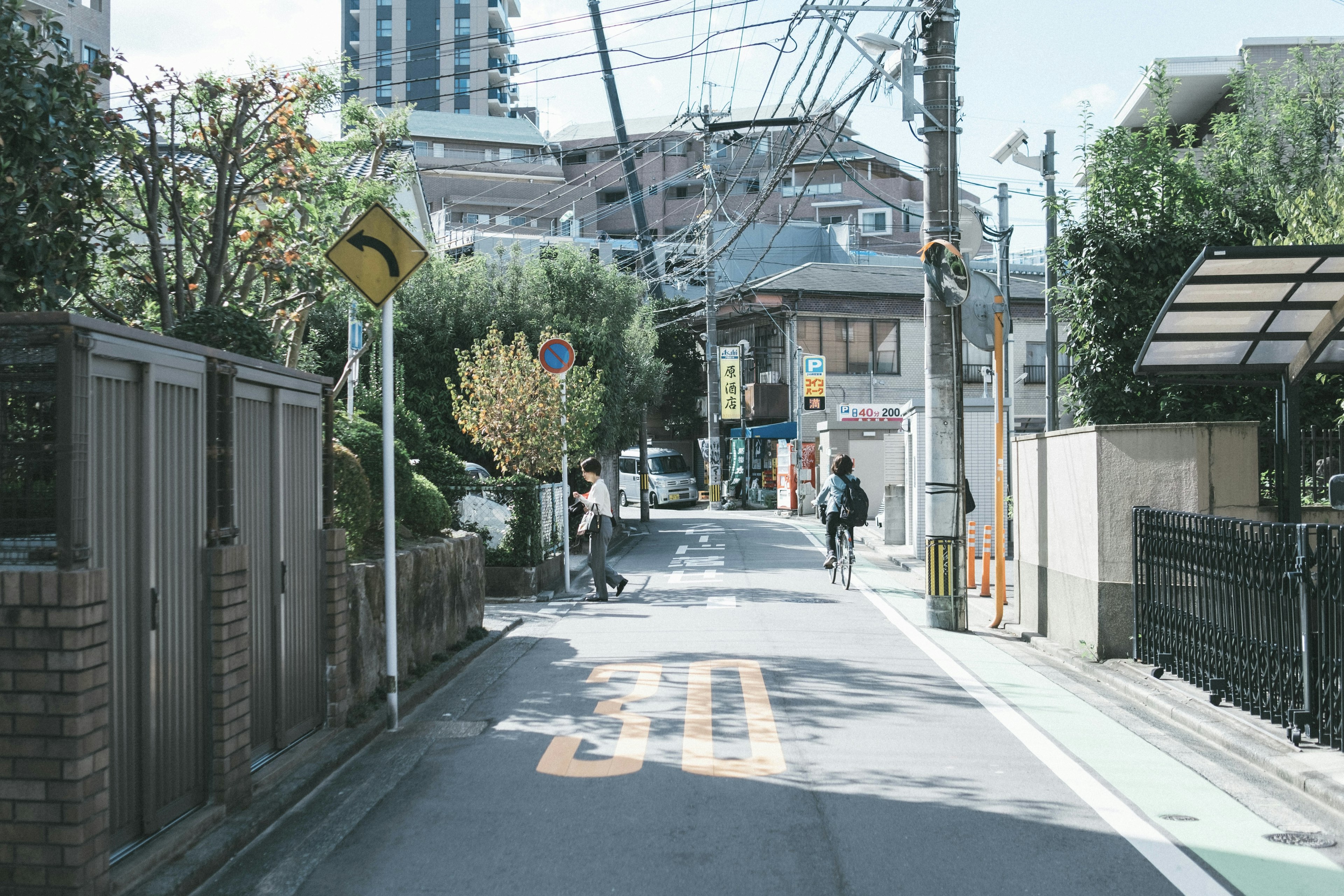 狭い通りに沿った家々と街灯の風景