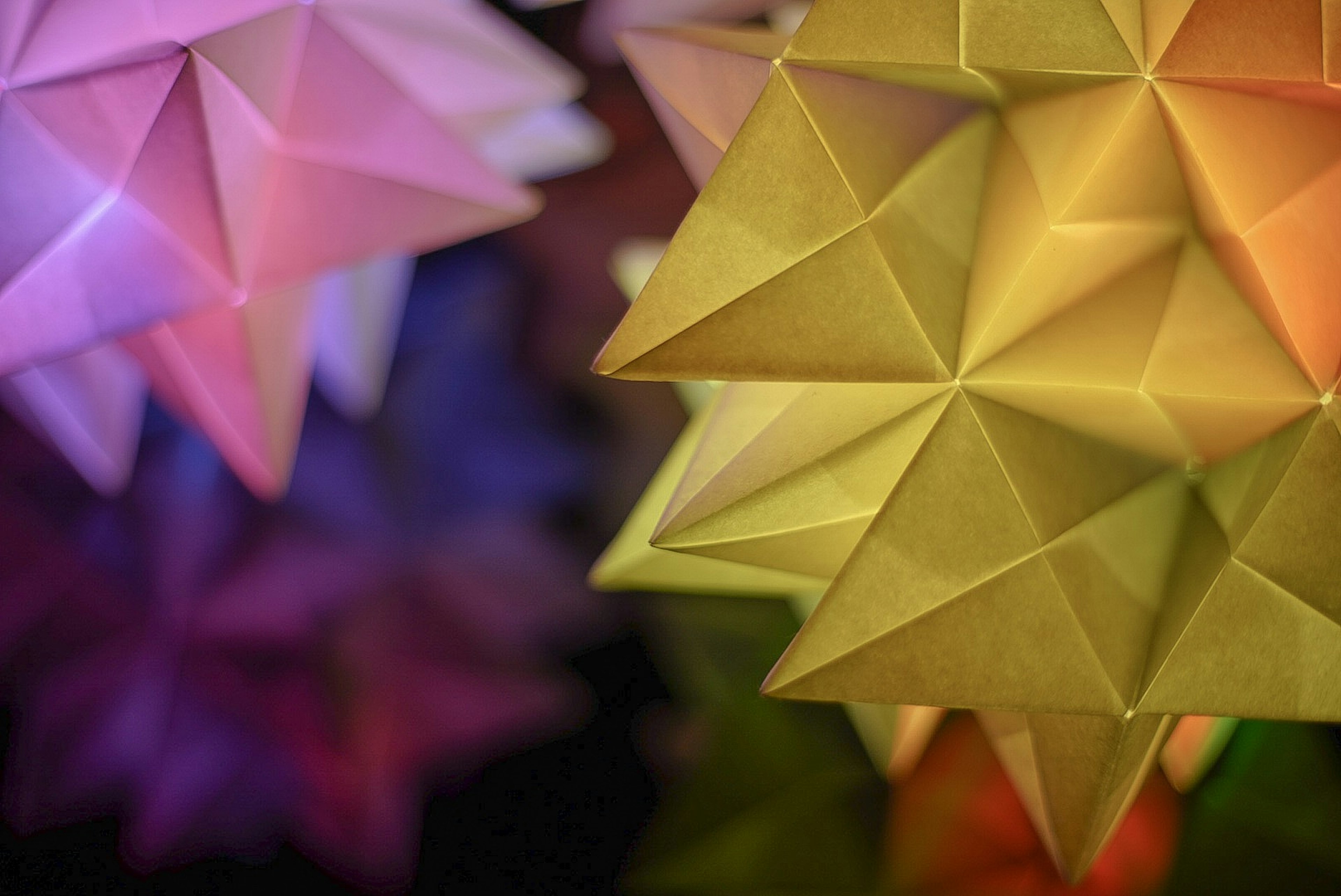 Lampade a forma di stella in origami colorato con sfondo sfocato