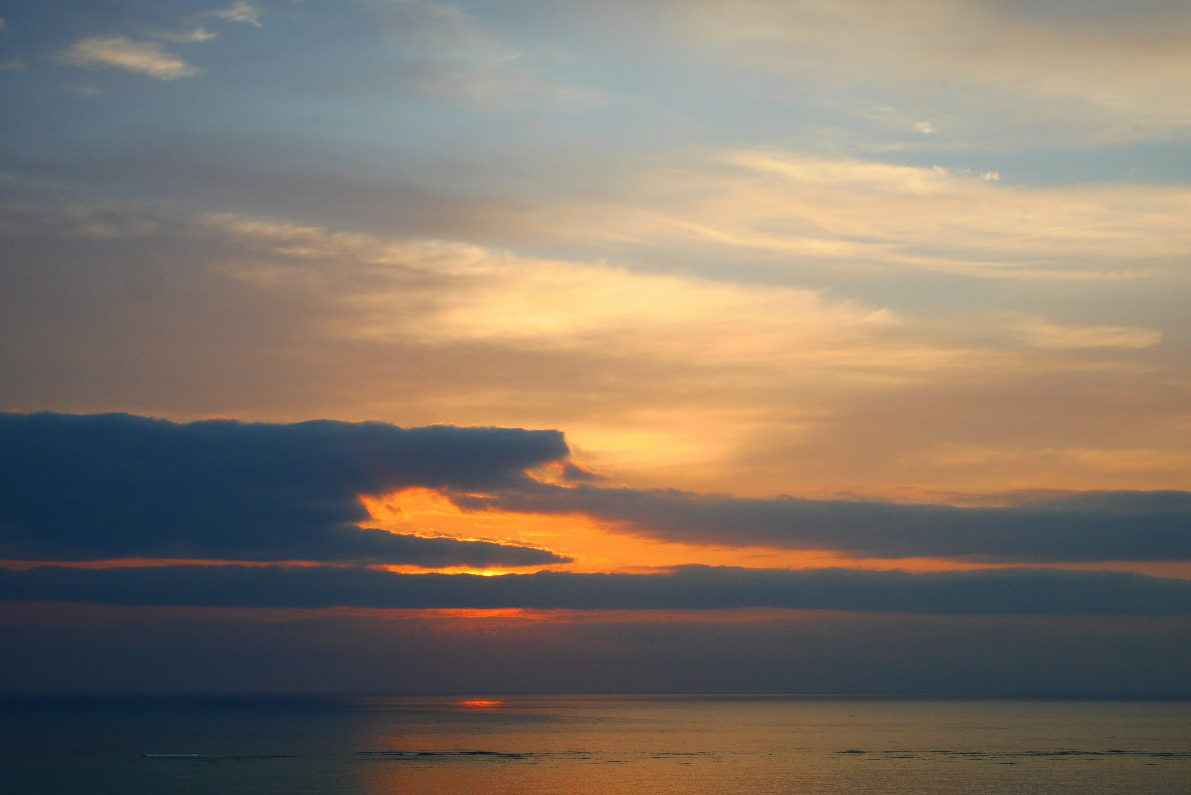 Bellissimo tramonto sul mare con nuvole colorate