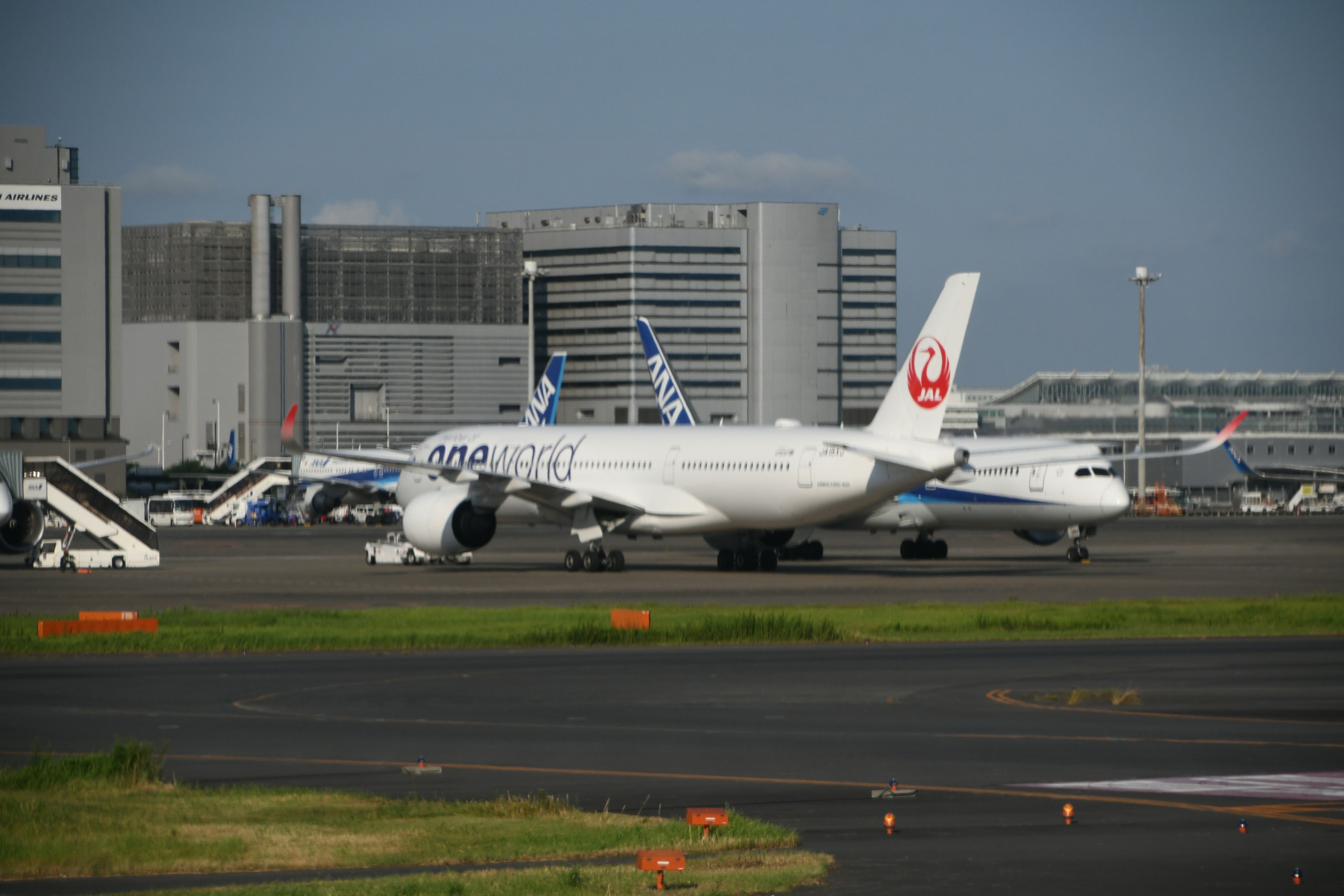 空港の滑走路に駐機している日本航空の旅客機