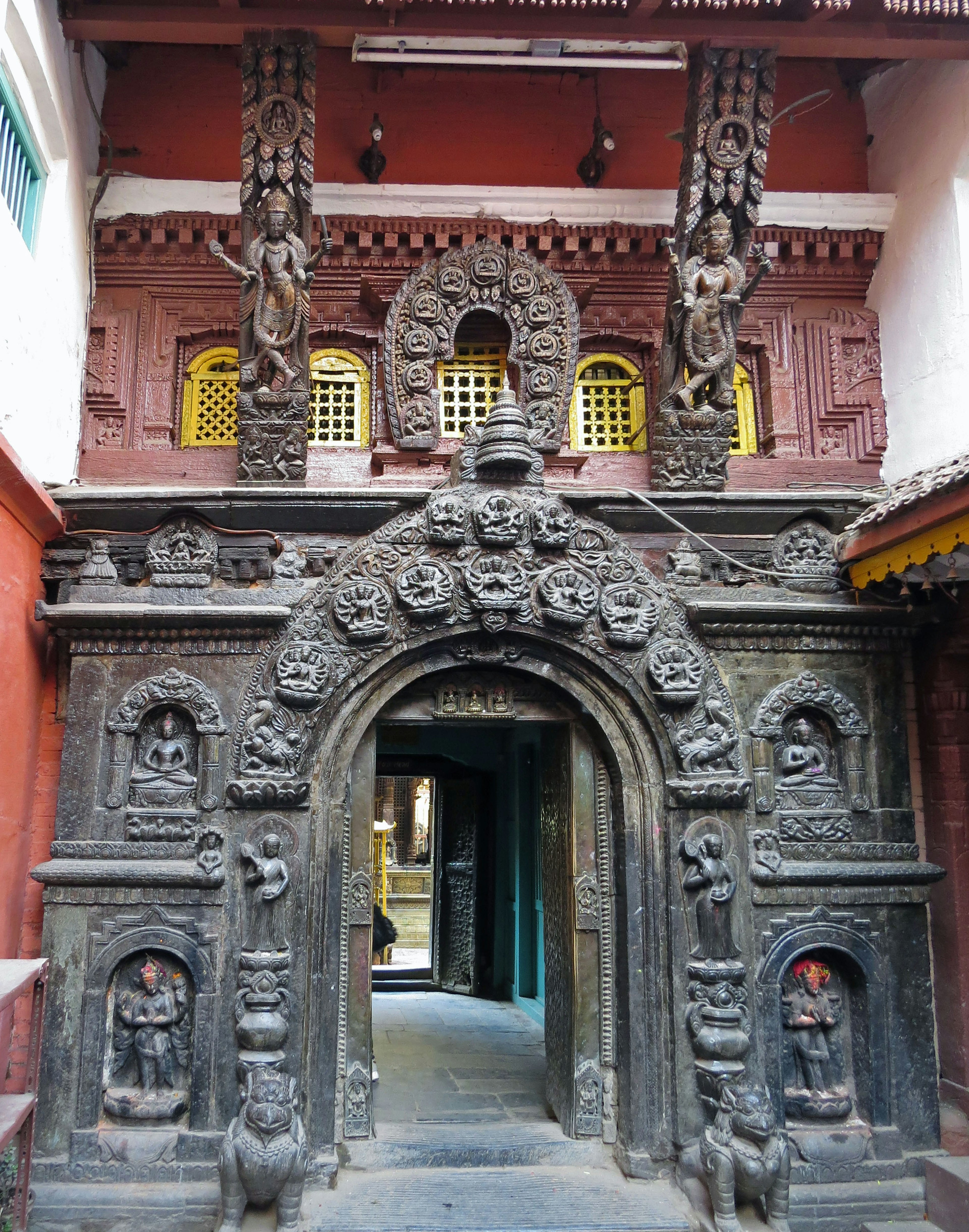 Entrada de un templo histórico con un arco de piedra decorado y tallas intrincadas